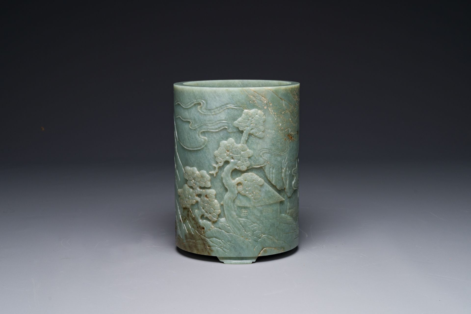 A Chinese spinach jade brush pot with relief design, 18th C. - Bild 2 aus 7