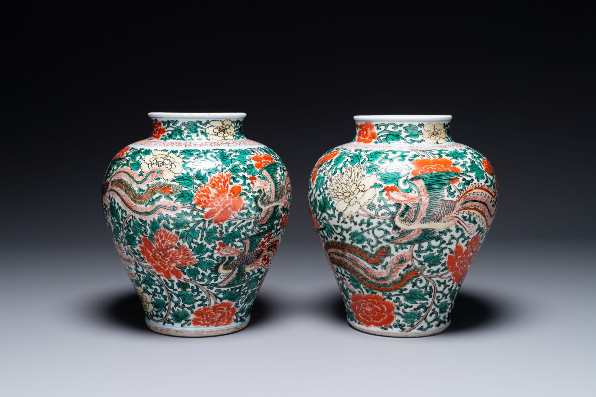 A pair of Chinese wucai 'phoenix and peony scroll' vases, Transitional period - Bild 3 aus 6