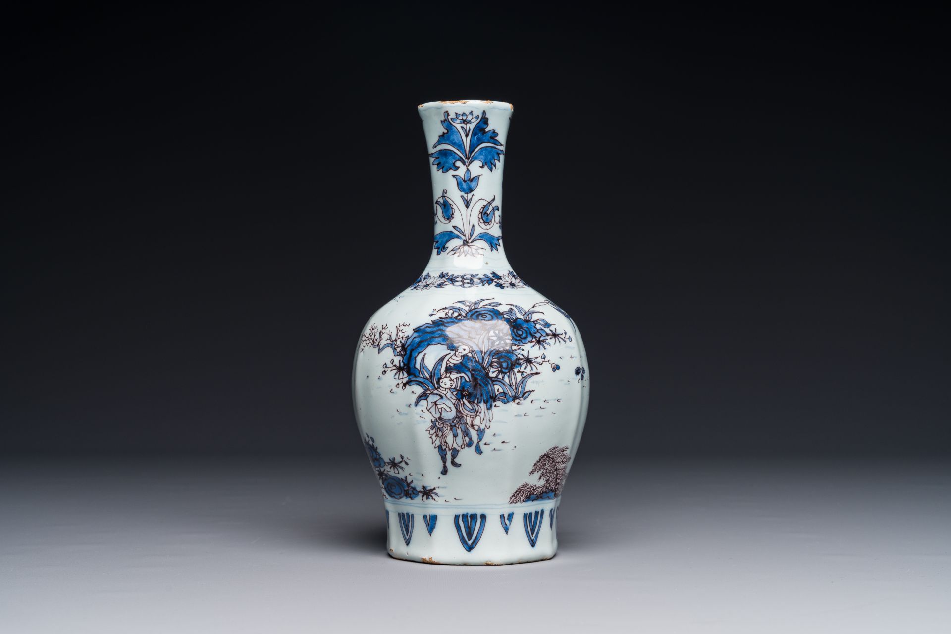 A fine Dutch Delft blue, white and manganese chinoiserie bottle vase, late 17th C. - Image 2 of 7