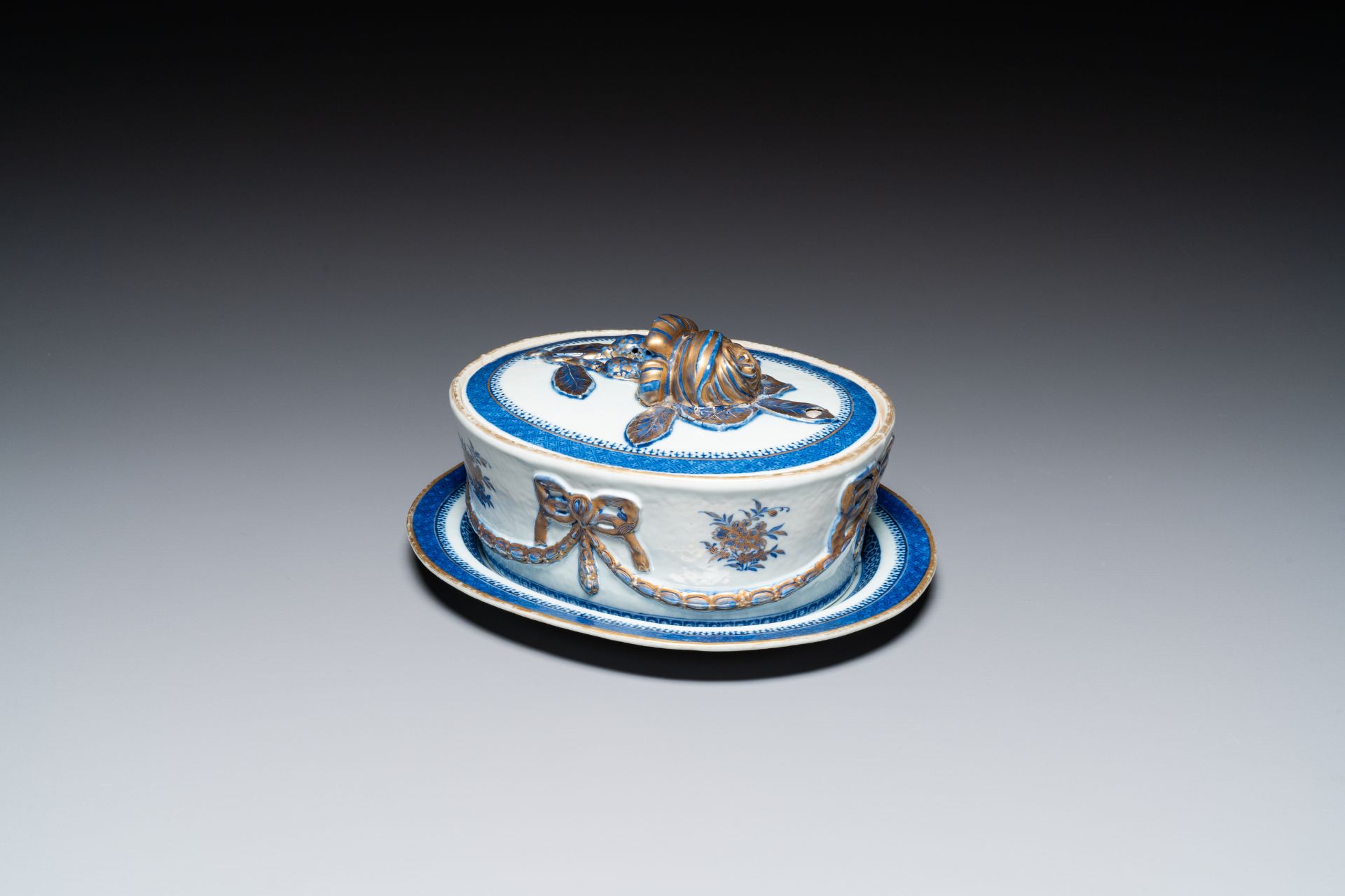 A Chinese blue and white gilt-decorated tureen and cover on stand for the Swedish market, Jiaqing