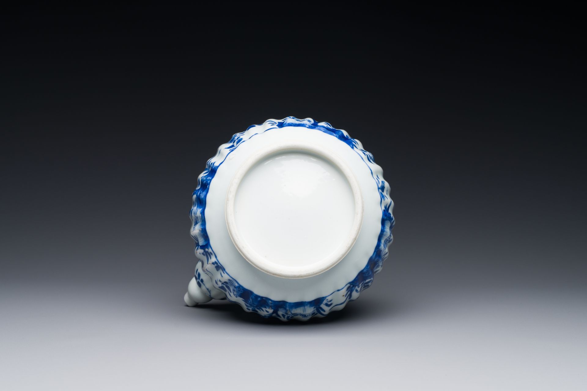 A Chinese blue and white kendi with floral design, Kangxi - Bild 7 aus 7