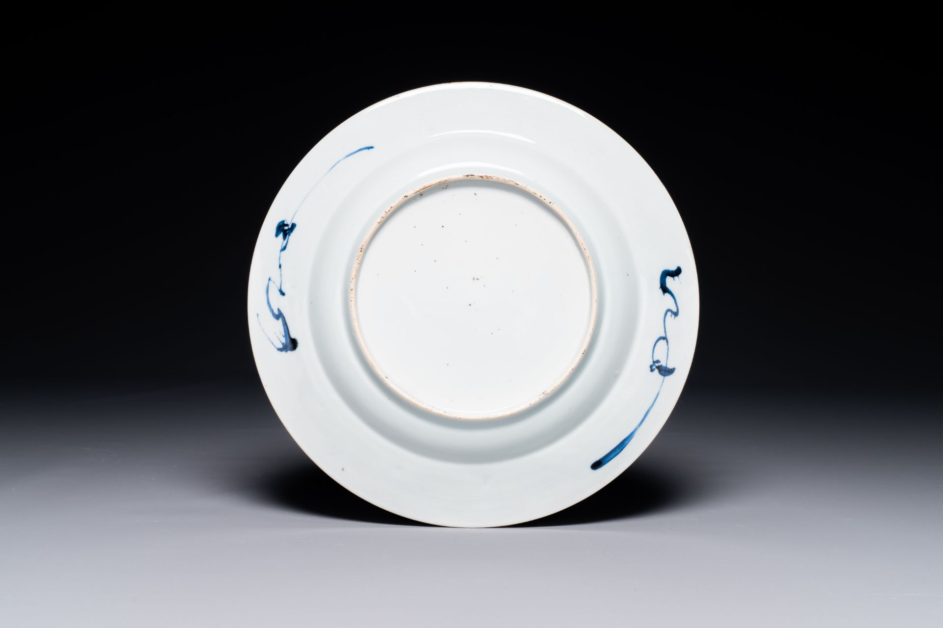 A blue and white Chinese plate with a punishment scene, Yongzheng/Qianlong - Bild 2 aus 2