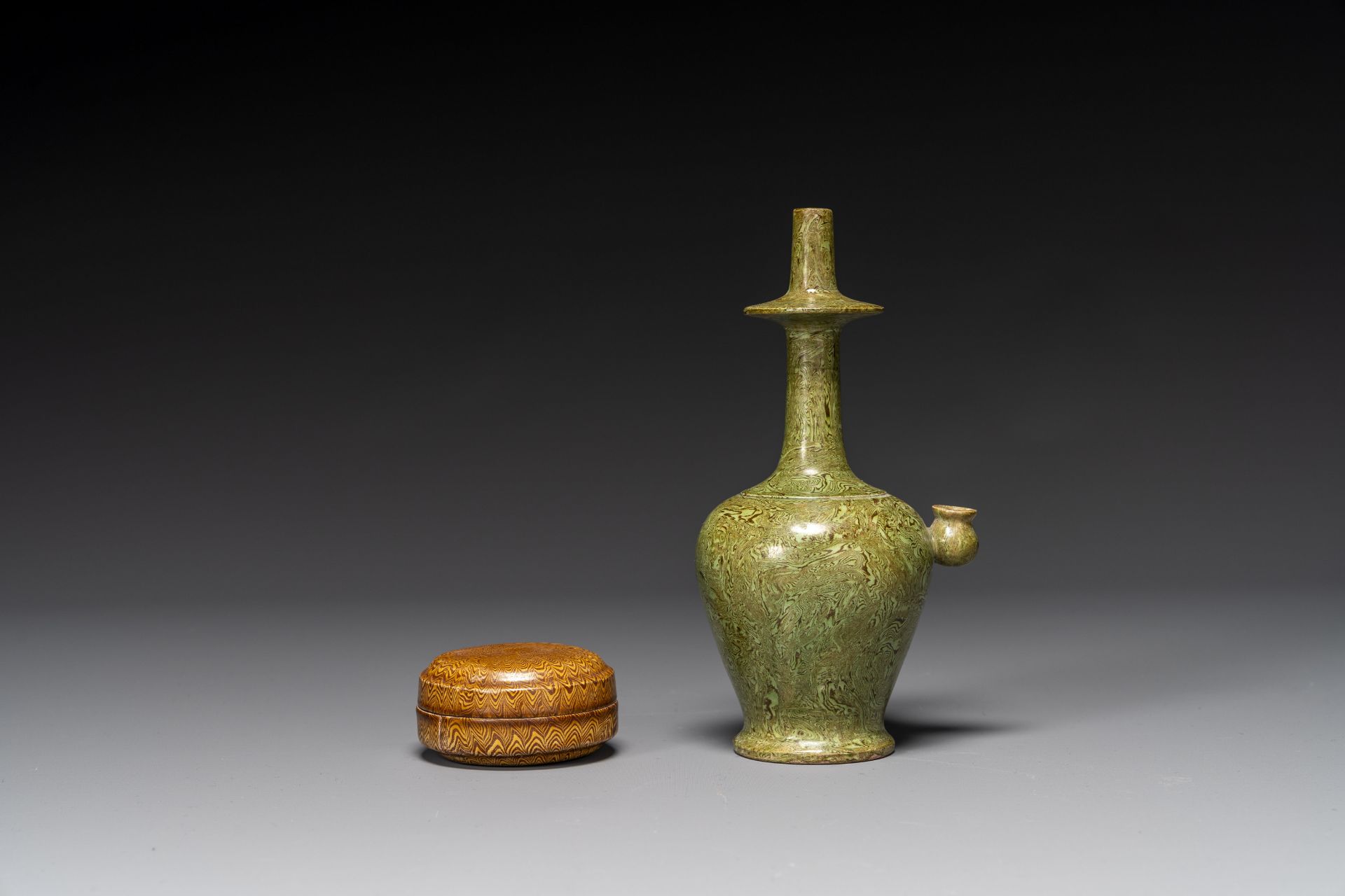 A Chinese yellow-glazed marbled covered box and a green-glazed marbled ewer, Tang/Song - Bild 3 aus 6