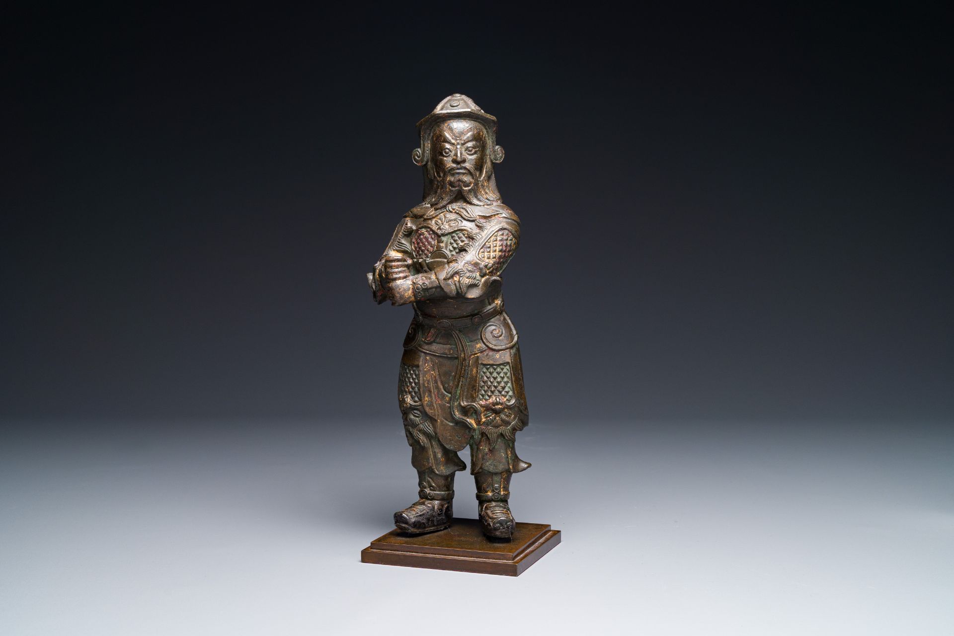 A fine Chinese gilt bronze figure of Zhou Cang å‘¨å€‰, Ming - Bild 5 aus 9