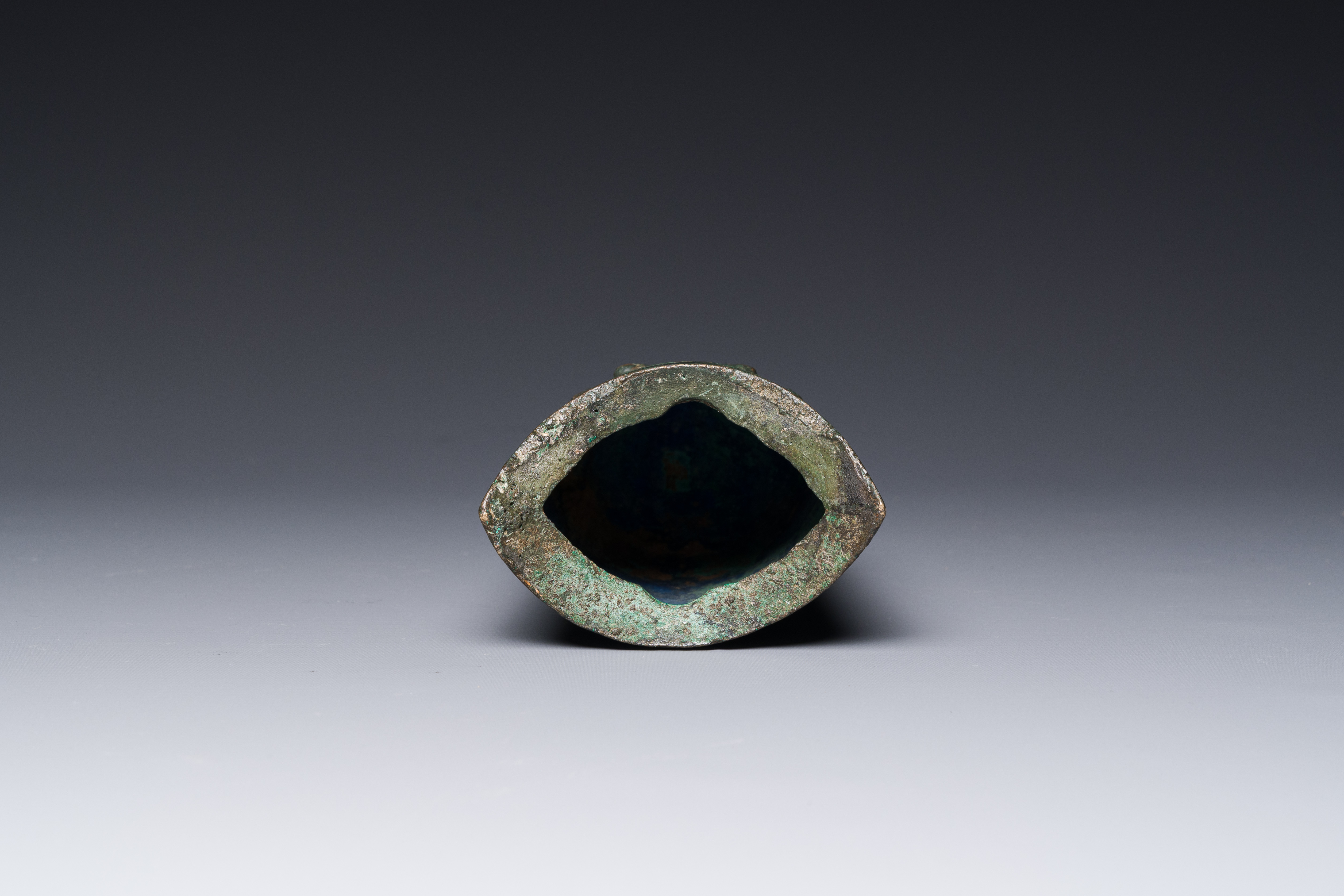 A rare Chinese inscribed archaic bronze bell, Eastern Zhou - Image 17 of 18