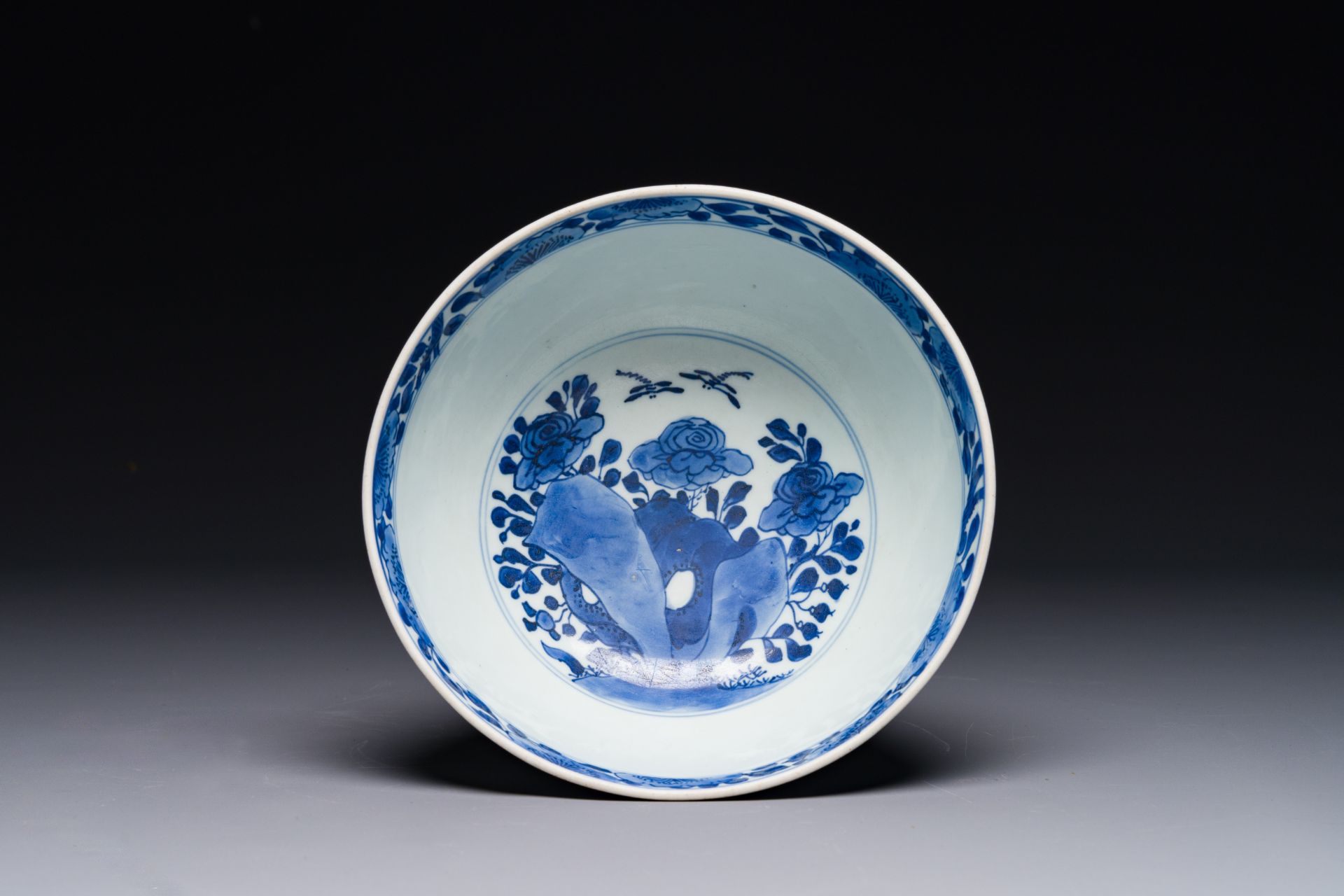 A Chinese blue and white 'birds among flowering branches' bowl, Shen De Tang Bo Gu Zhi æ…Žå¾·å ‚åšå - Bild 4 aus 5