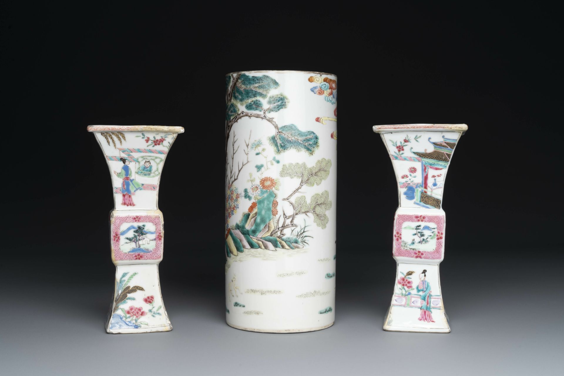 A varied collection of Chinese famille rose and verte porcelain, 18/19th C. - Bild 17 aus 19