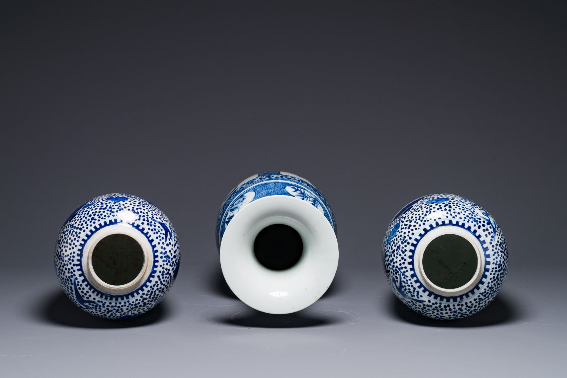 A pair of Chinese blue and white jars and a vase, Kangxi mark, 19th C. - Image 5 of 6