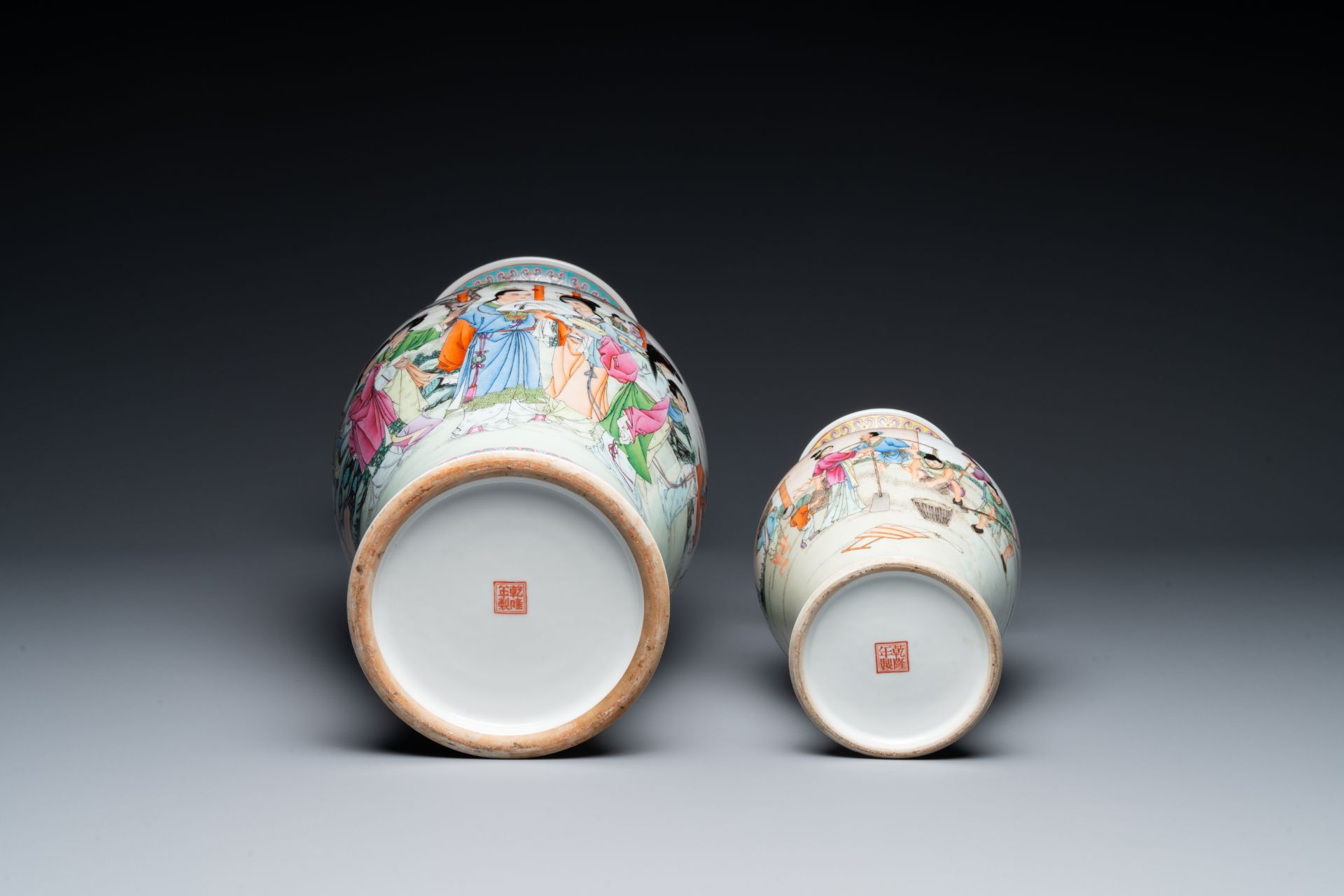 Two Chinese famille rose vases with rice production and figurative design, Qianlong mark, 20th C. - Bild 4 aus 4