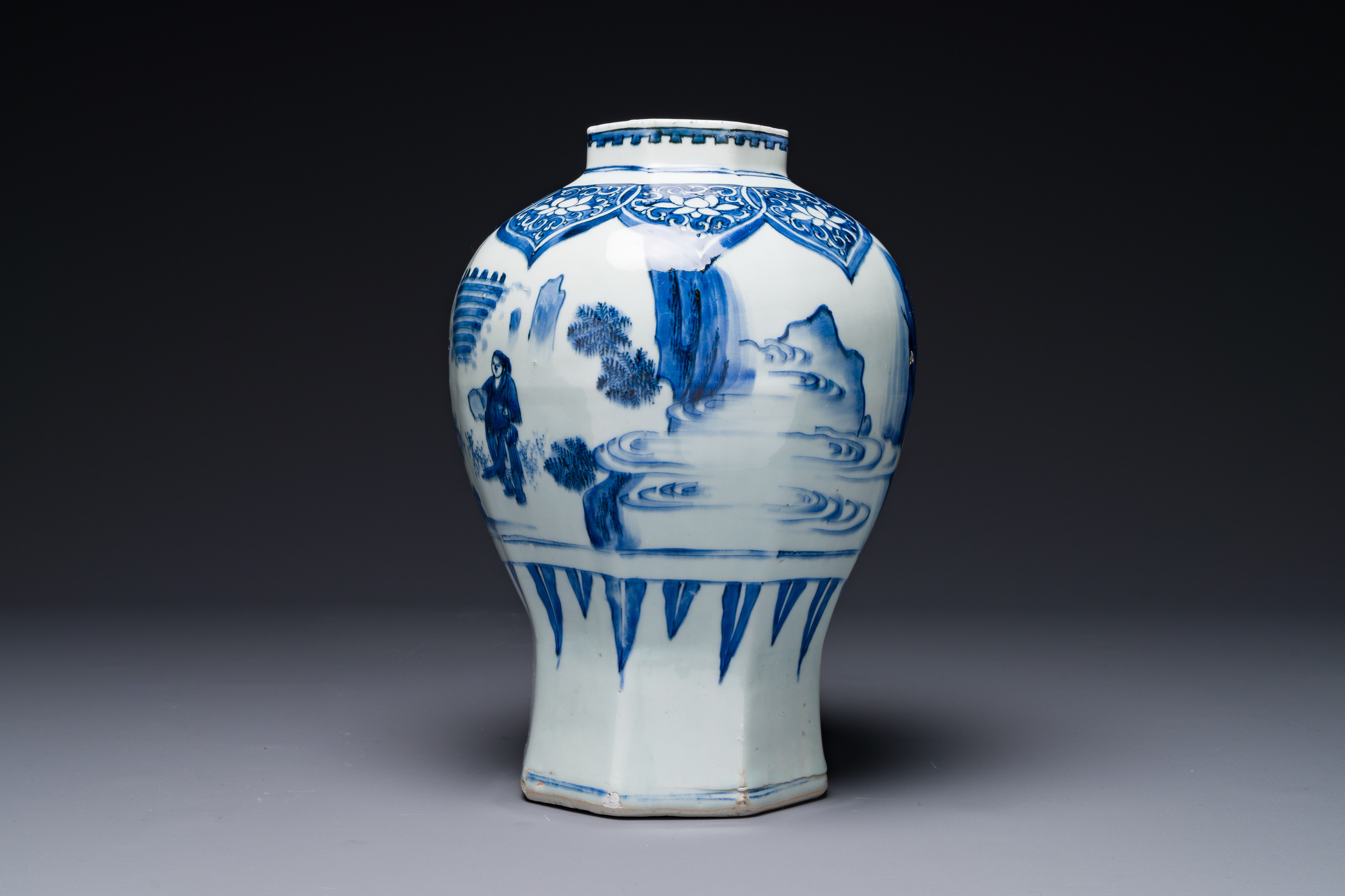 A Chinese blue and white octagonal 'Jia Guan Jin Jue åŠ å®˜æ™‰çˆµ' vase, Transitional period - Image 4 of 7