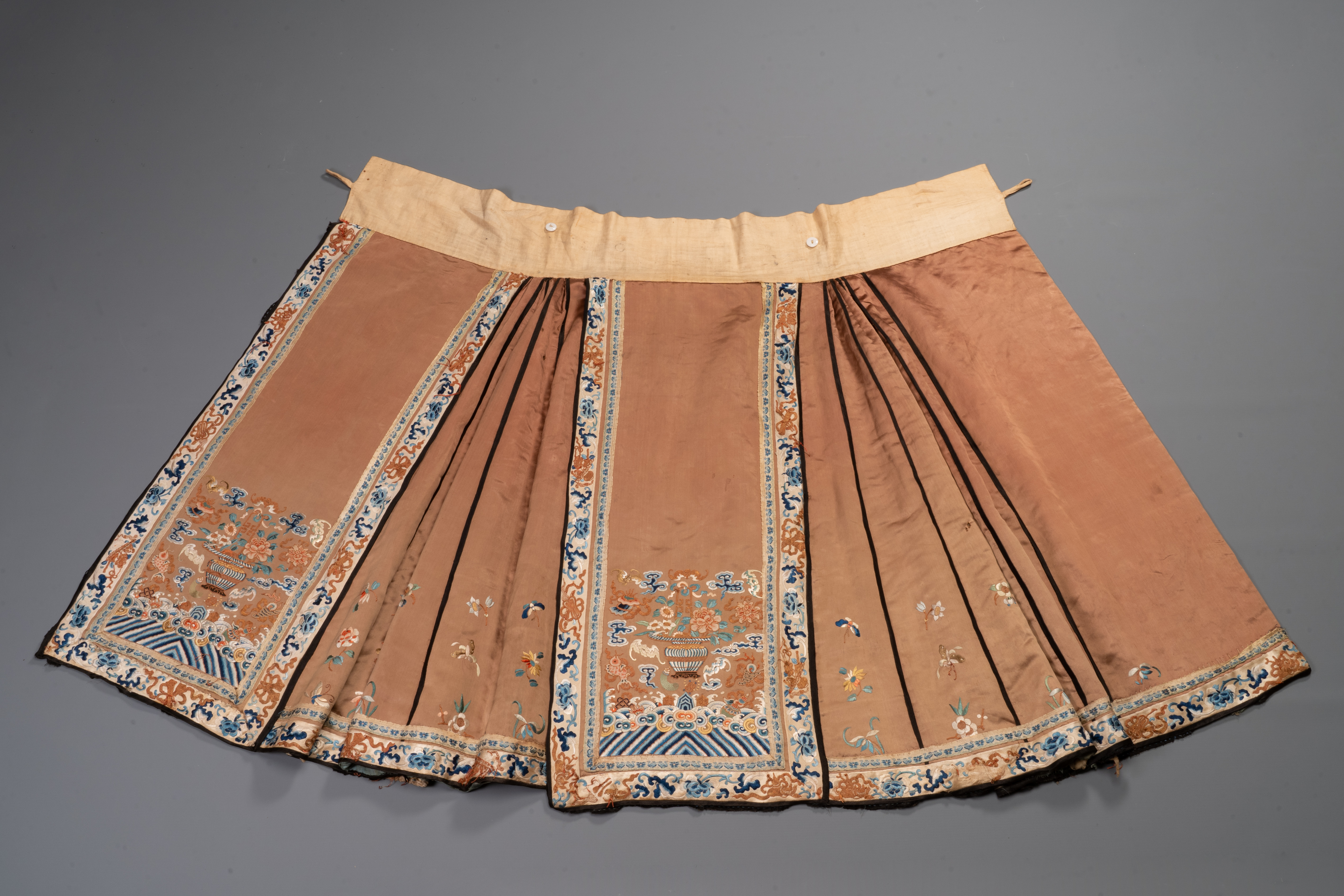 A Chinese embroidered silk skirt and a women's summer robe, 18th/19th C. - Image 2 of 3