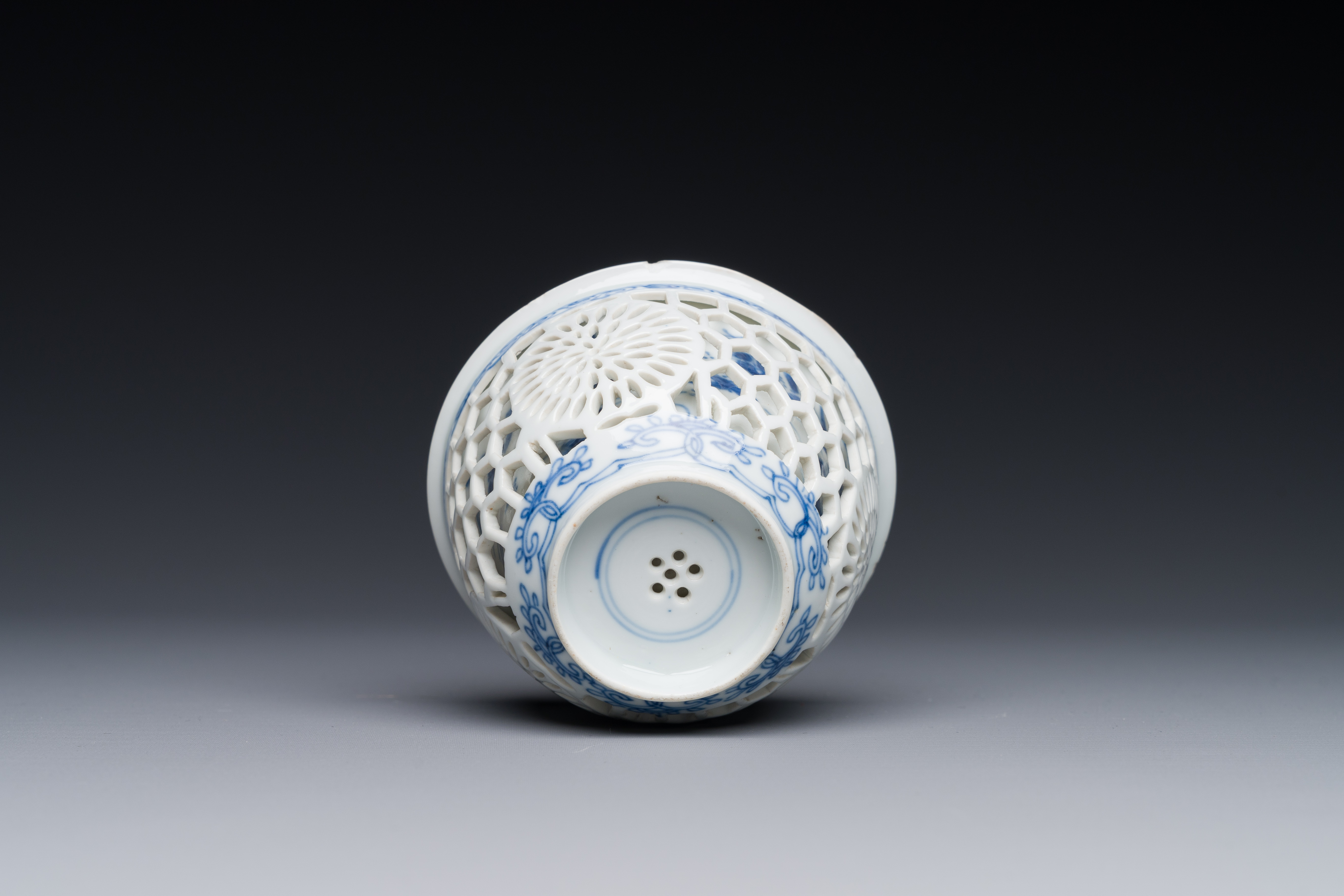 A rare Chinese reticulated double-walled blue and white cup, Kangxi - Image 4 of 4