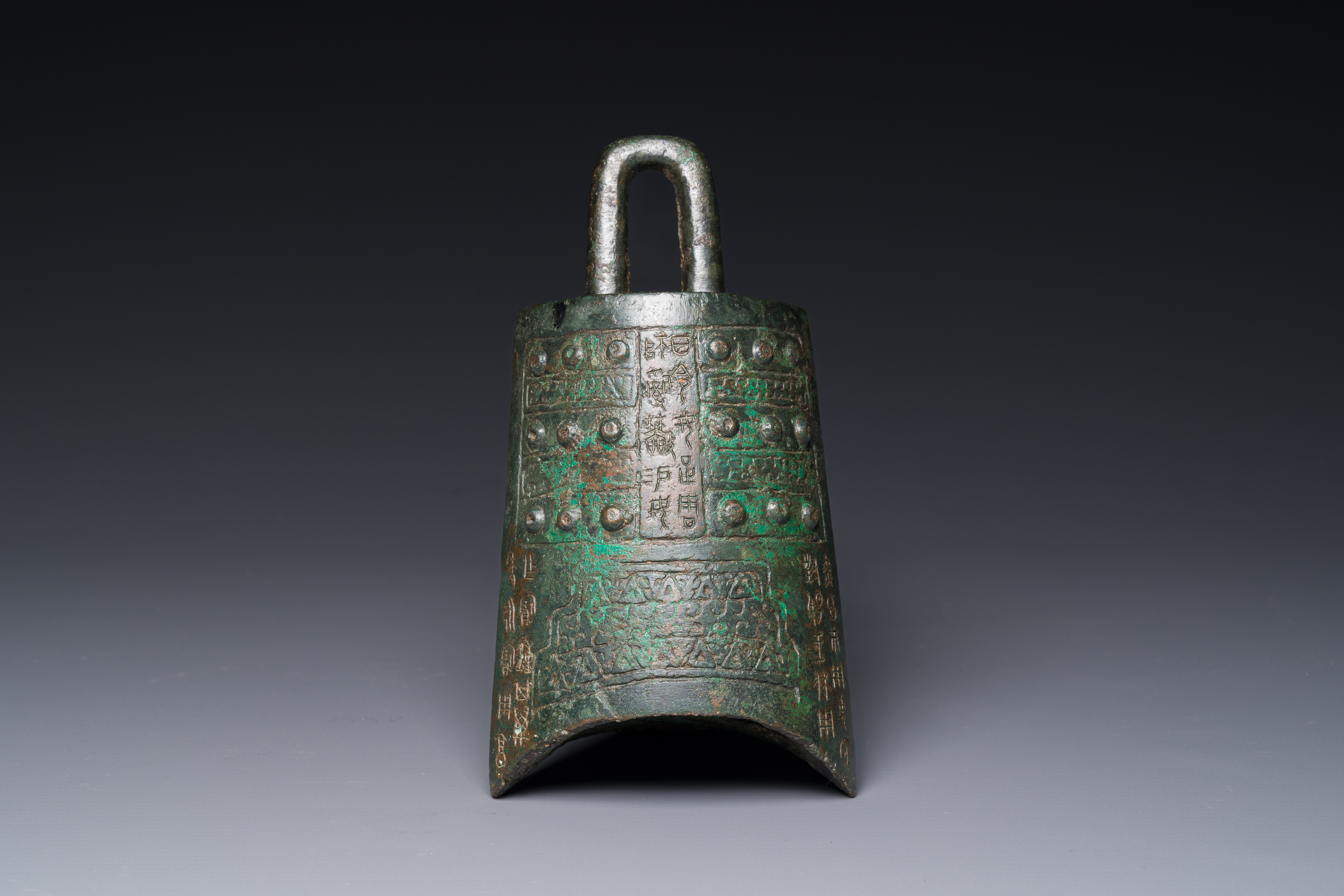 A rare Chinese inscribed archaic bronze bell, Eastern Zhou - Image 4 of 18