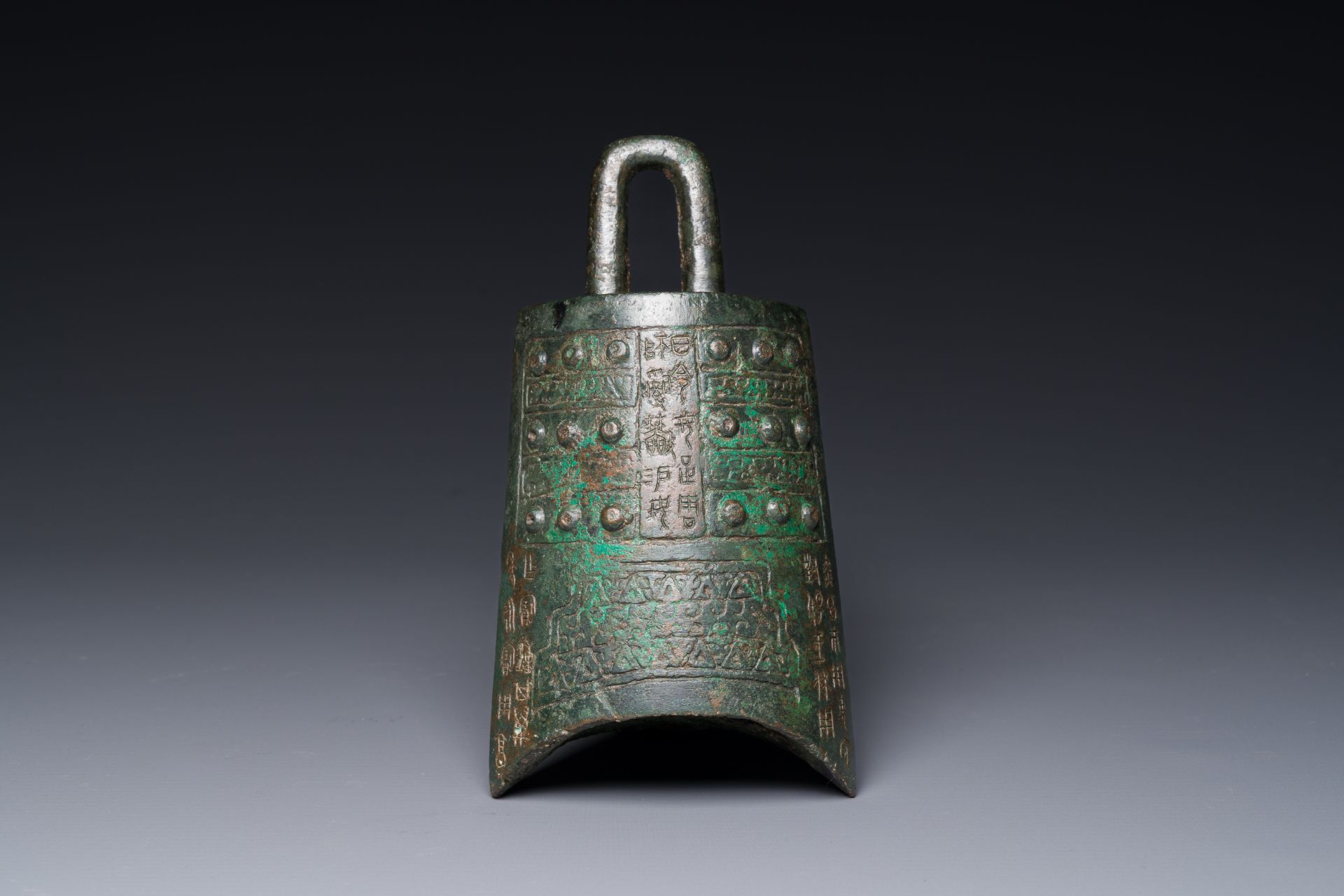 A rare Chinese inscribed archaic bronze bell, Eastern Zhou - Bild 4 aus 18