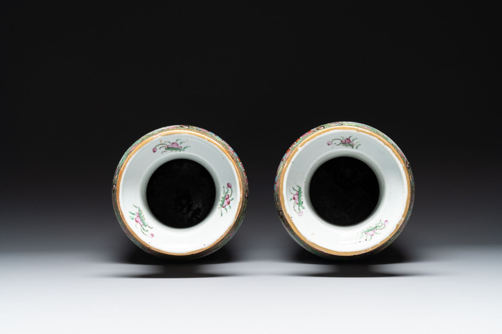 A pair of Chinese Canton famille rose rouleau vases, 19th C. - Image 5 of 6