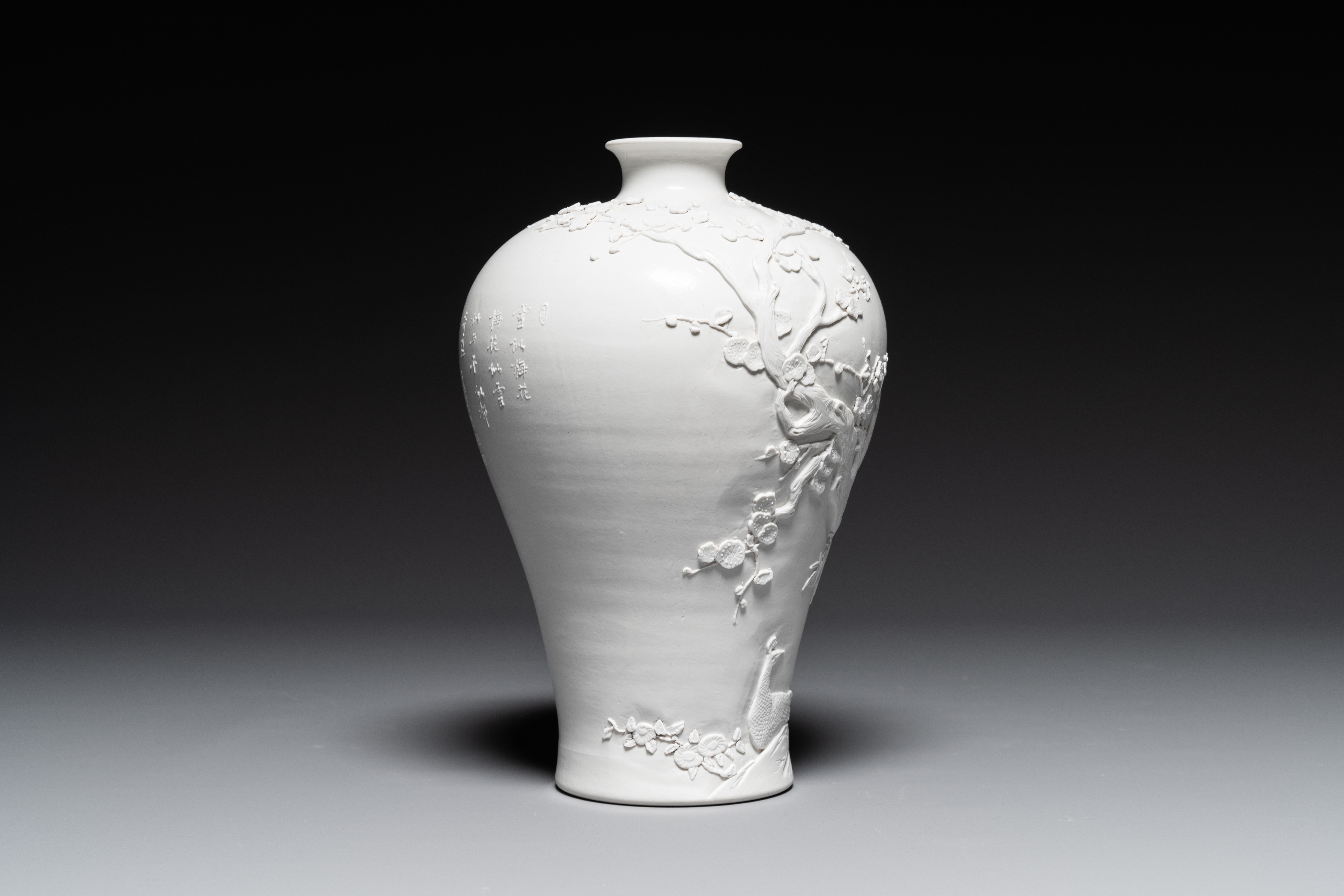 A Chinese monochrome white-glazed biscuit 'meiping' vase, signed Wang Bingrong çŽ‹ç‚³æ¦®, 19/20th C. - Image 2 of 6