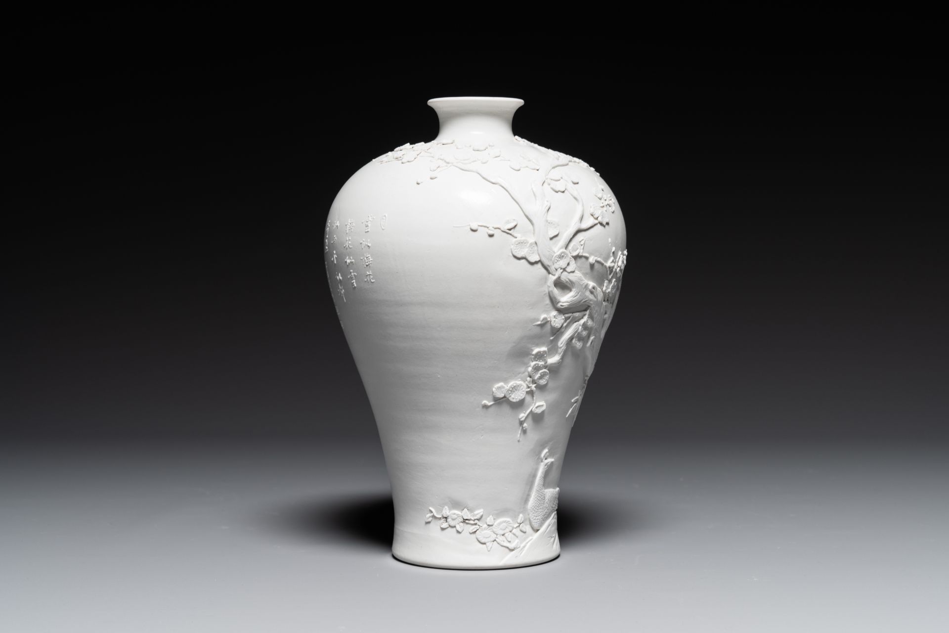 A Chinese monochrome white-glazed biscuit 'meiping' vase, signed Wang Bingrong çŽ‹ç‚³æ¦®, 19/20th C. - Bild 2 aus 6