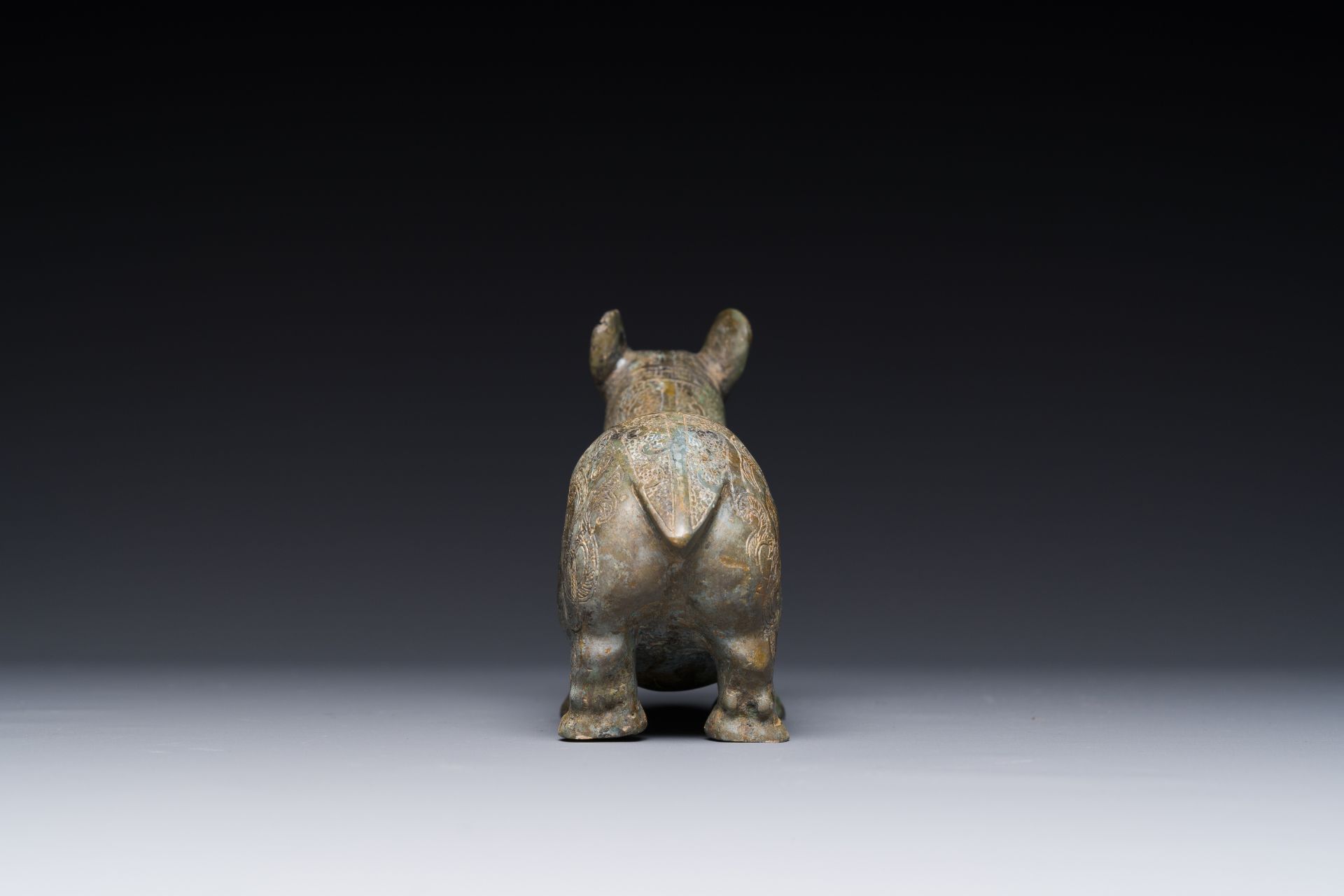 A rare Chinese bronze ritual vessel in the form of a tapir in Eastern Zhou-style, Warring States per - Bild 3 aus 10