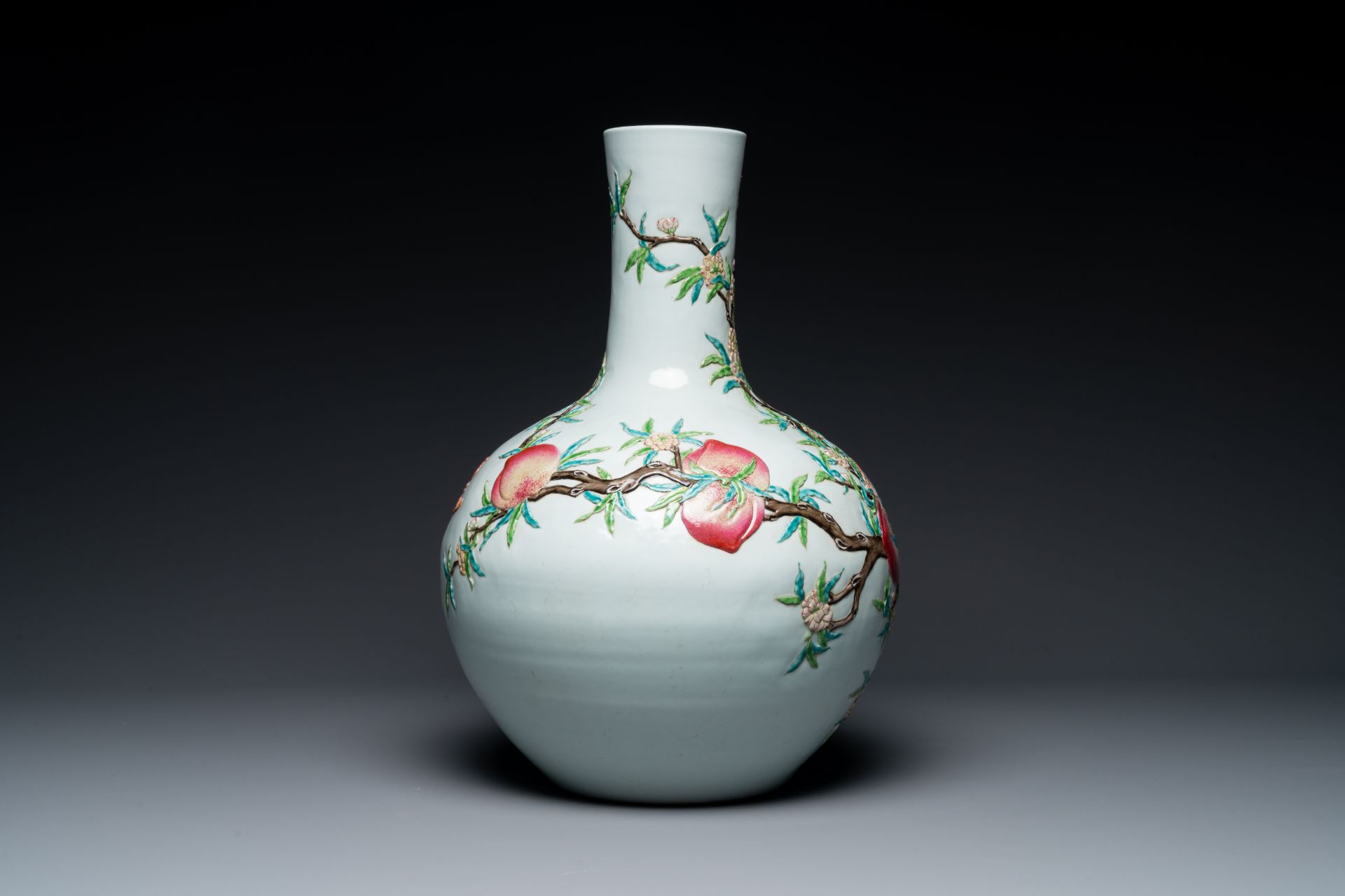 A Chinese famille rose relief-molded 'tianqiuping' vase with nine peaches, Qianlong mark, 19/20th C. - Bild 4 aus 6