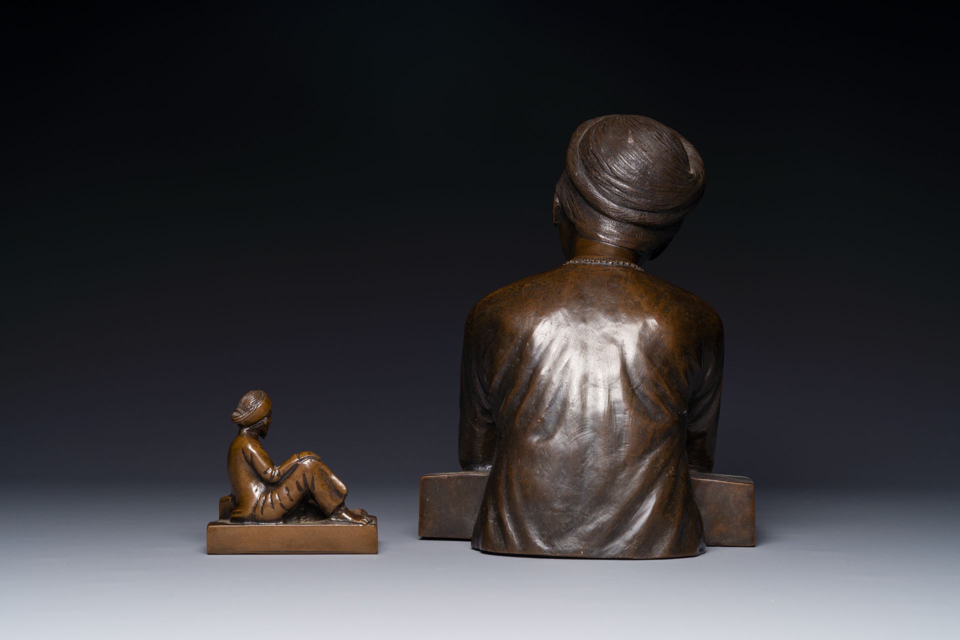 Two Vietnamese bronze sculptures, 19/20th C. - Bild 3 aus 4