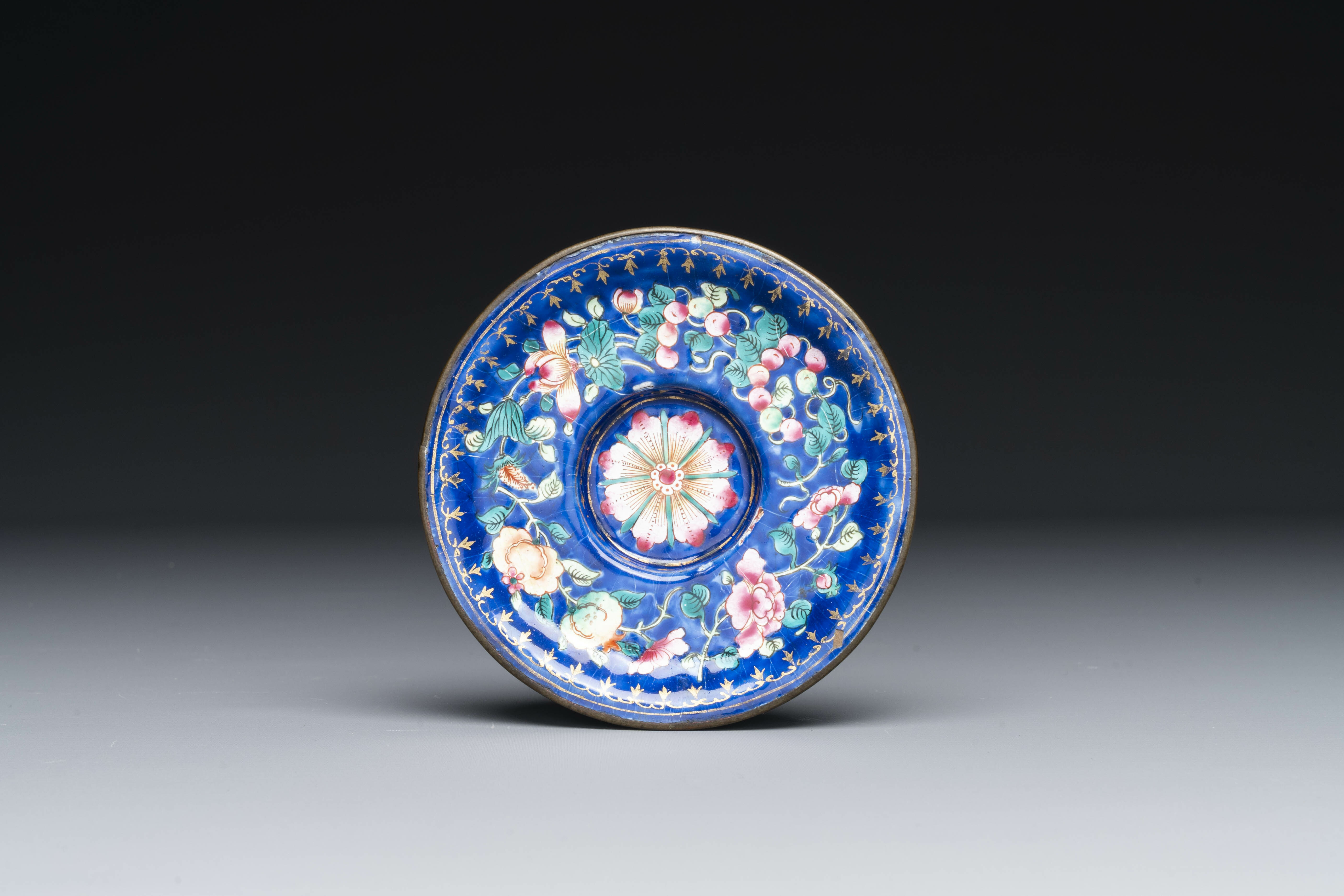 A varied collection of seven pieces of Chinese porcelain and Canton enamel, Kangxi and later - Image 18 of 19