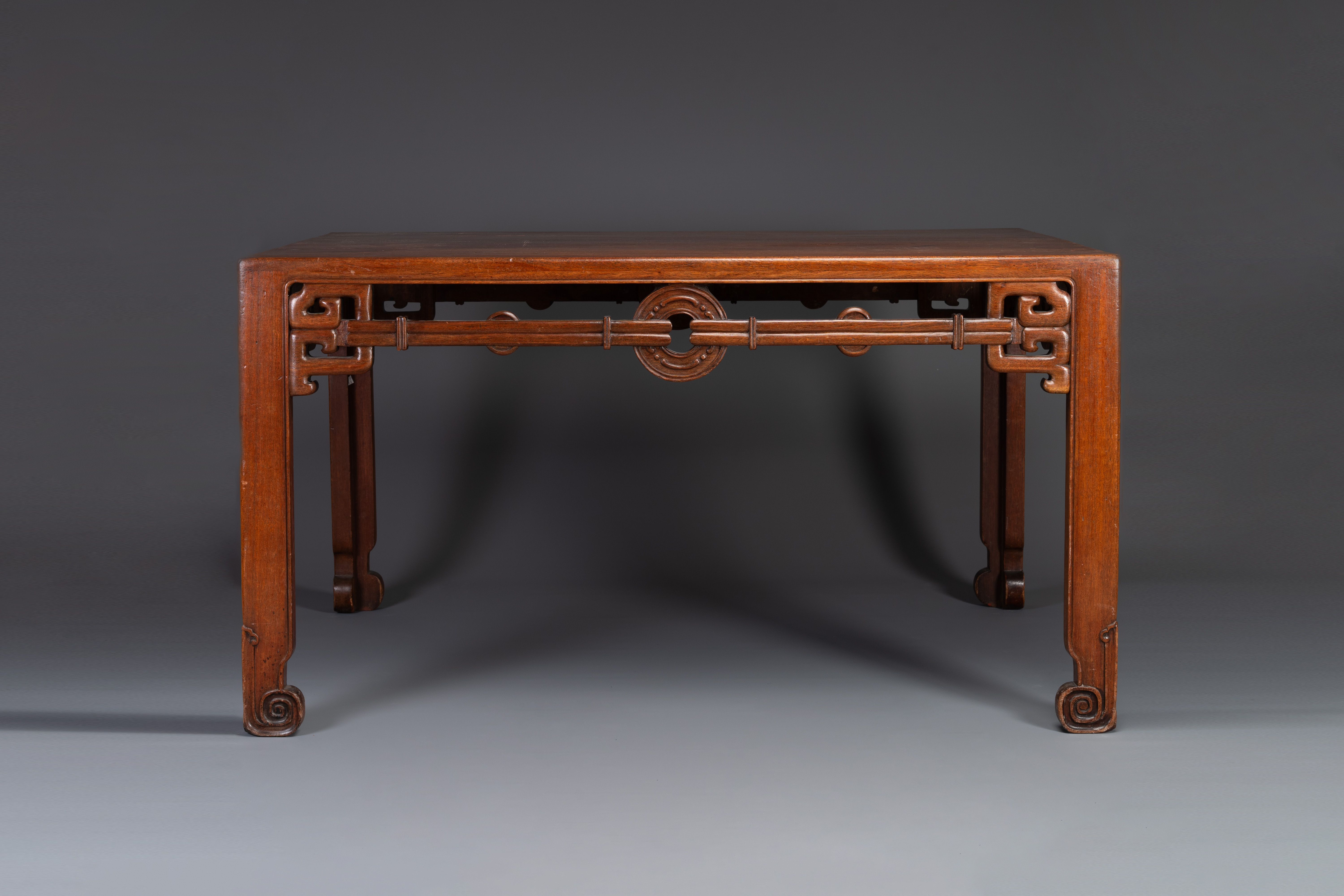 A large rectangular Chinese huanghuali wooden table, 19/20th C. - Image 3 of 10