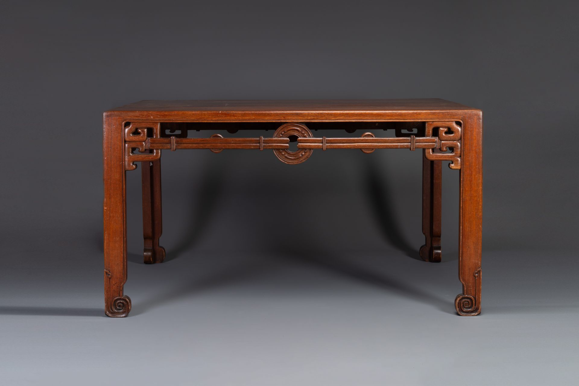 A large rectangular Chinese huanghuali wooden table, 19/20th C. - Bild 3 aus 10