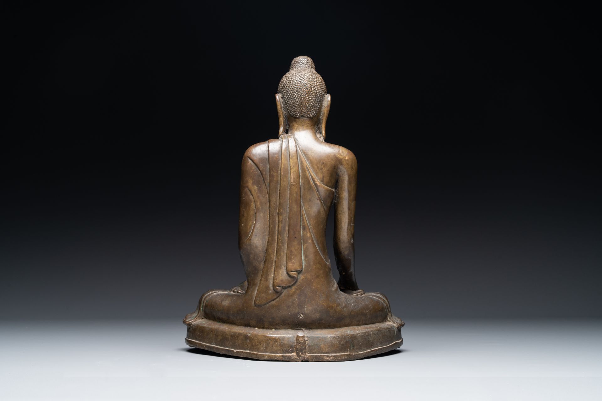 A Burmese bronze Mandalay-style Buddha in bhumisparsha mudra, 18/19th C. - Image 4 of 9