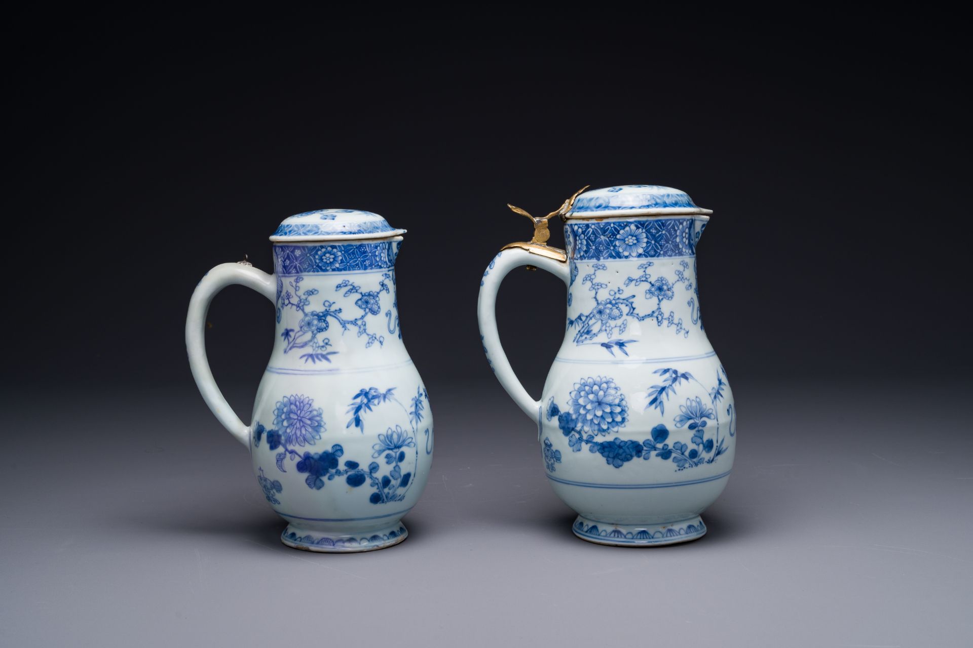 Two Chinese blue-white jugs and cover with floral decor, Yongzheng/Qianlong - Bild 3 aus 6