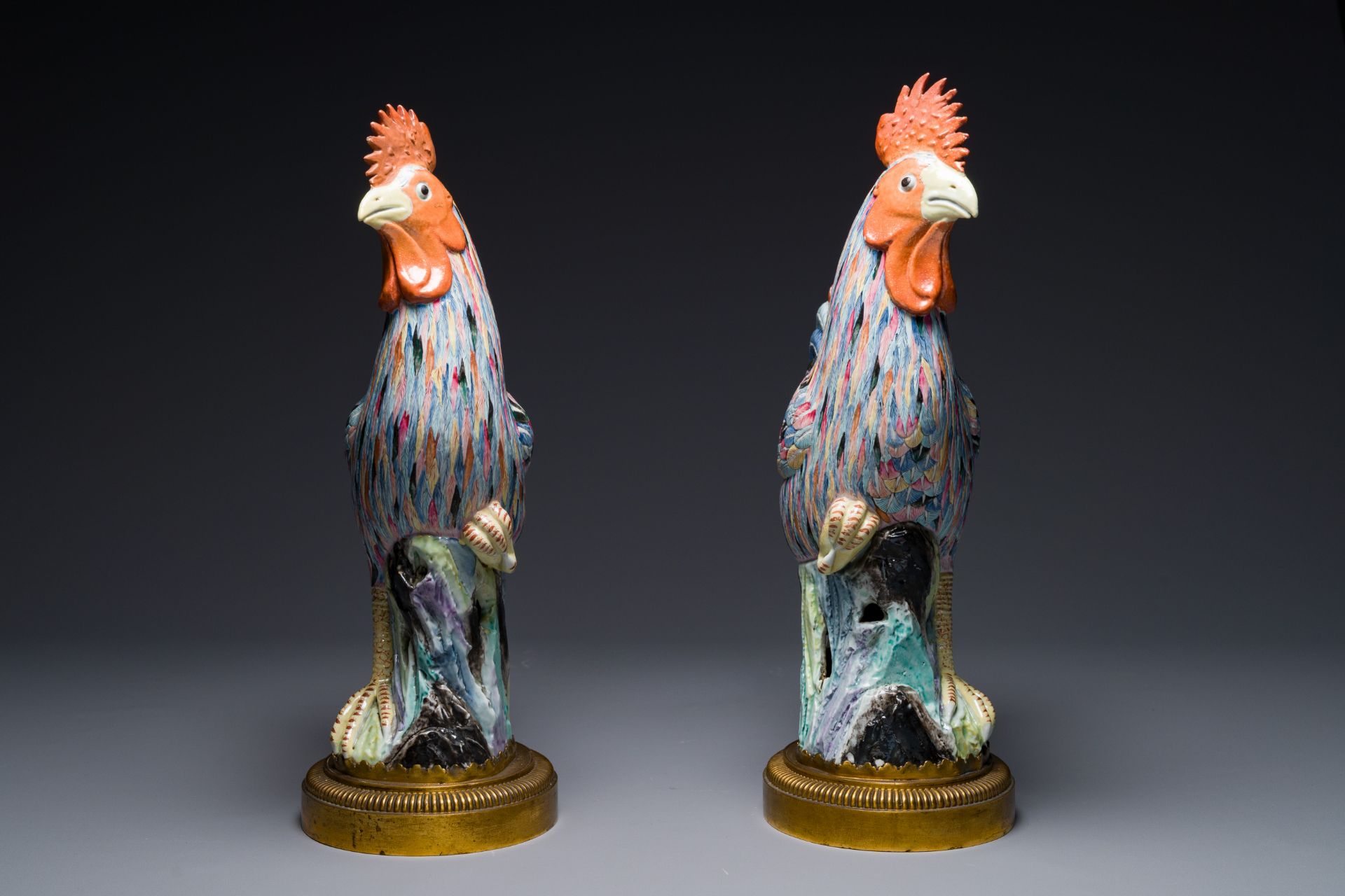 A pair of large Chinese famille rose models of roosters with gilt bronze mounts, Qianlong - Bild 4 aus 5