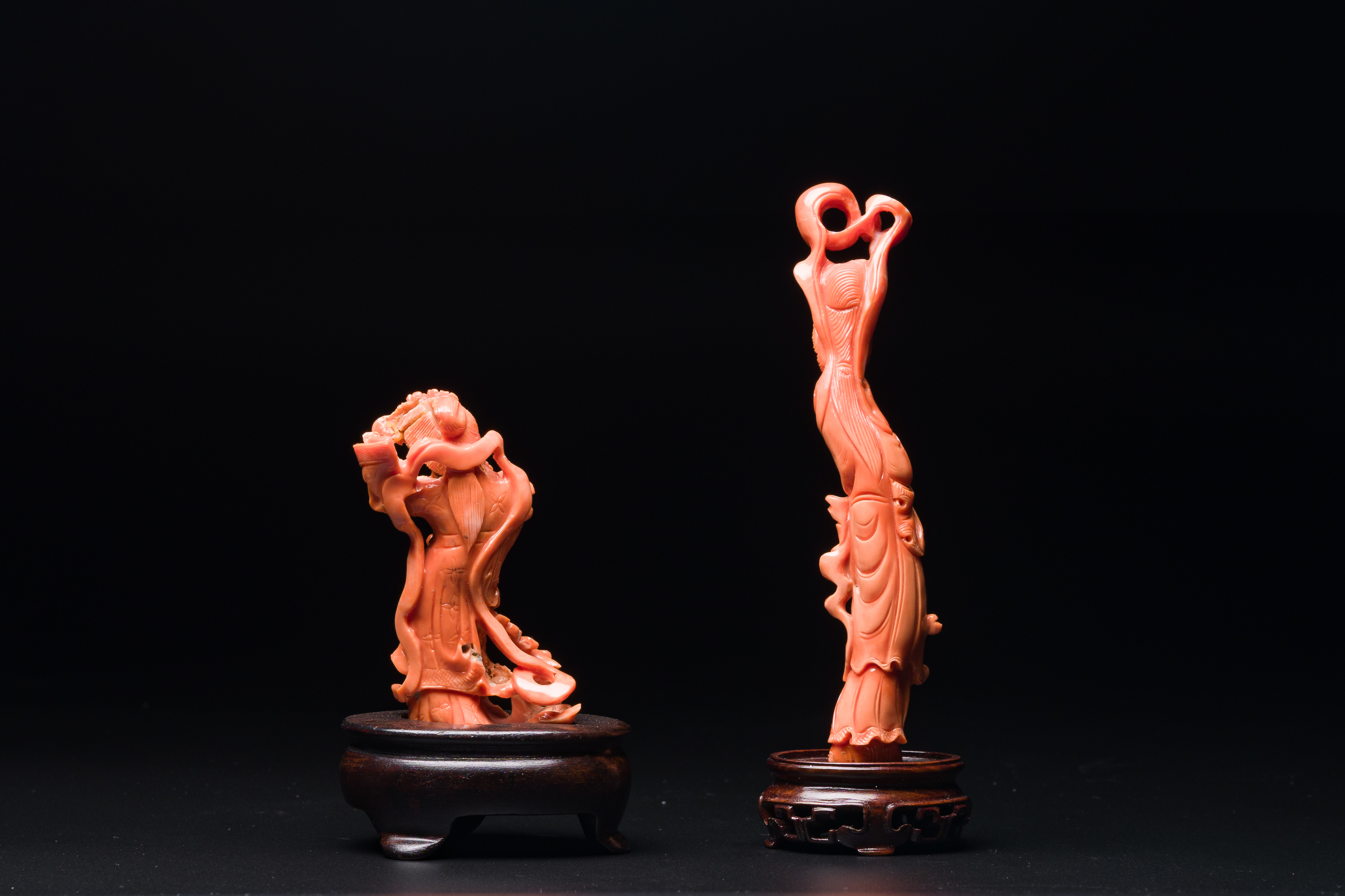 Two Chinese red coral figures of female deities, 19/20th C. - Image 3 of 4