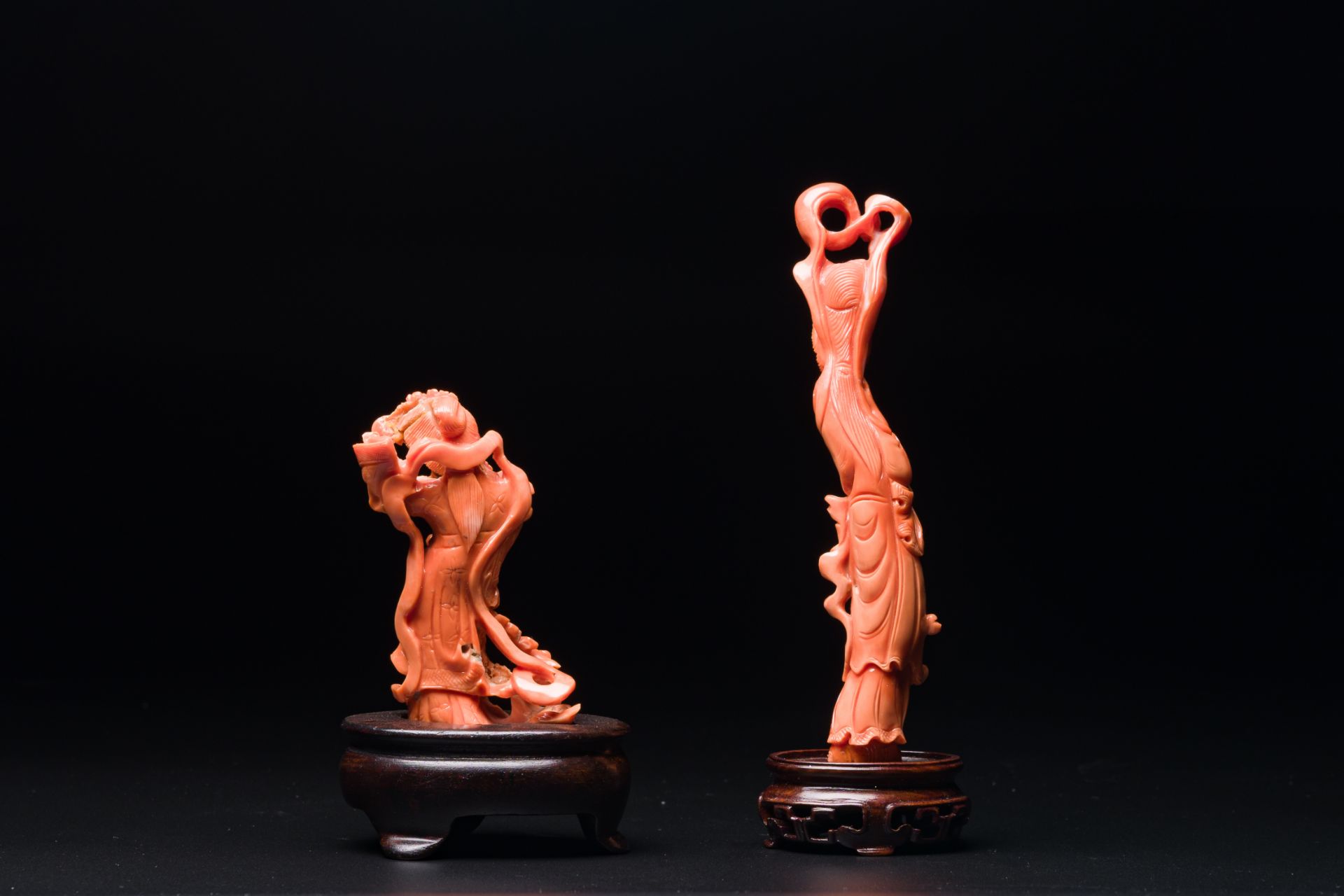 Two Chinese red coral figures of female deities, 19/20th C. - Bild 3 aus 4