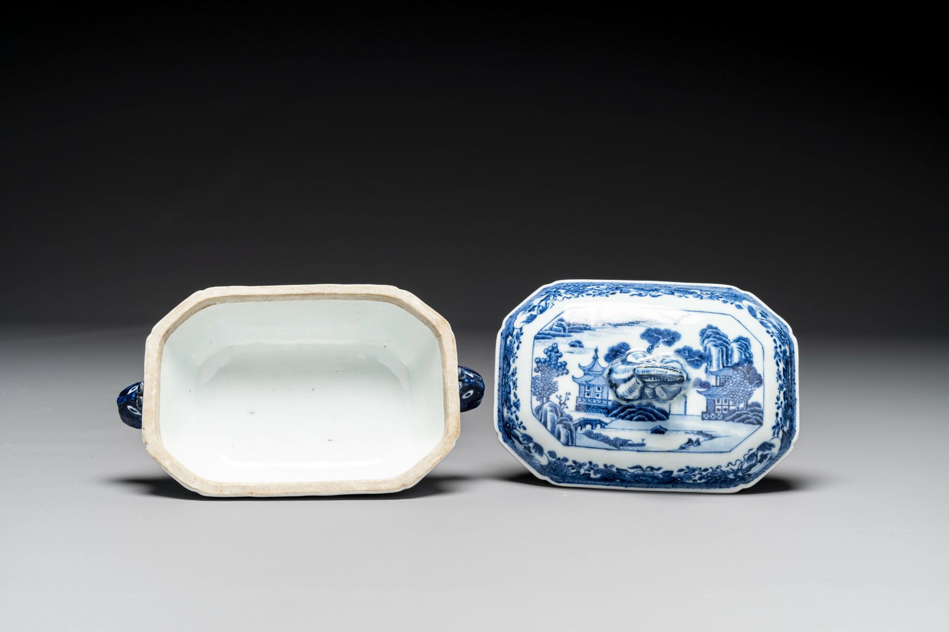 A group of six pieces of Chinese blue and white porcelain, 18/19th century - Image 14 of 17