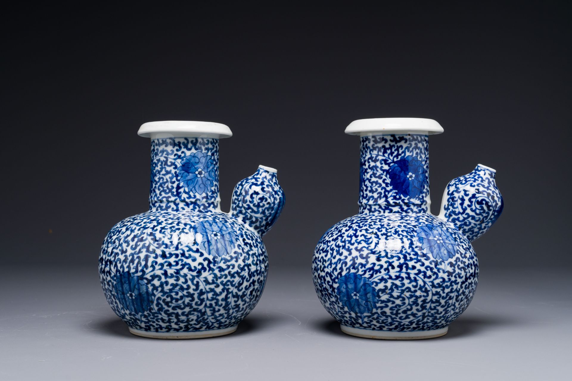 A pair of Chinese blue and white 'lotus scroll' kendis, 19th C. - Bild 2 aus 4