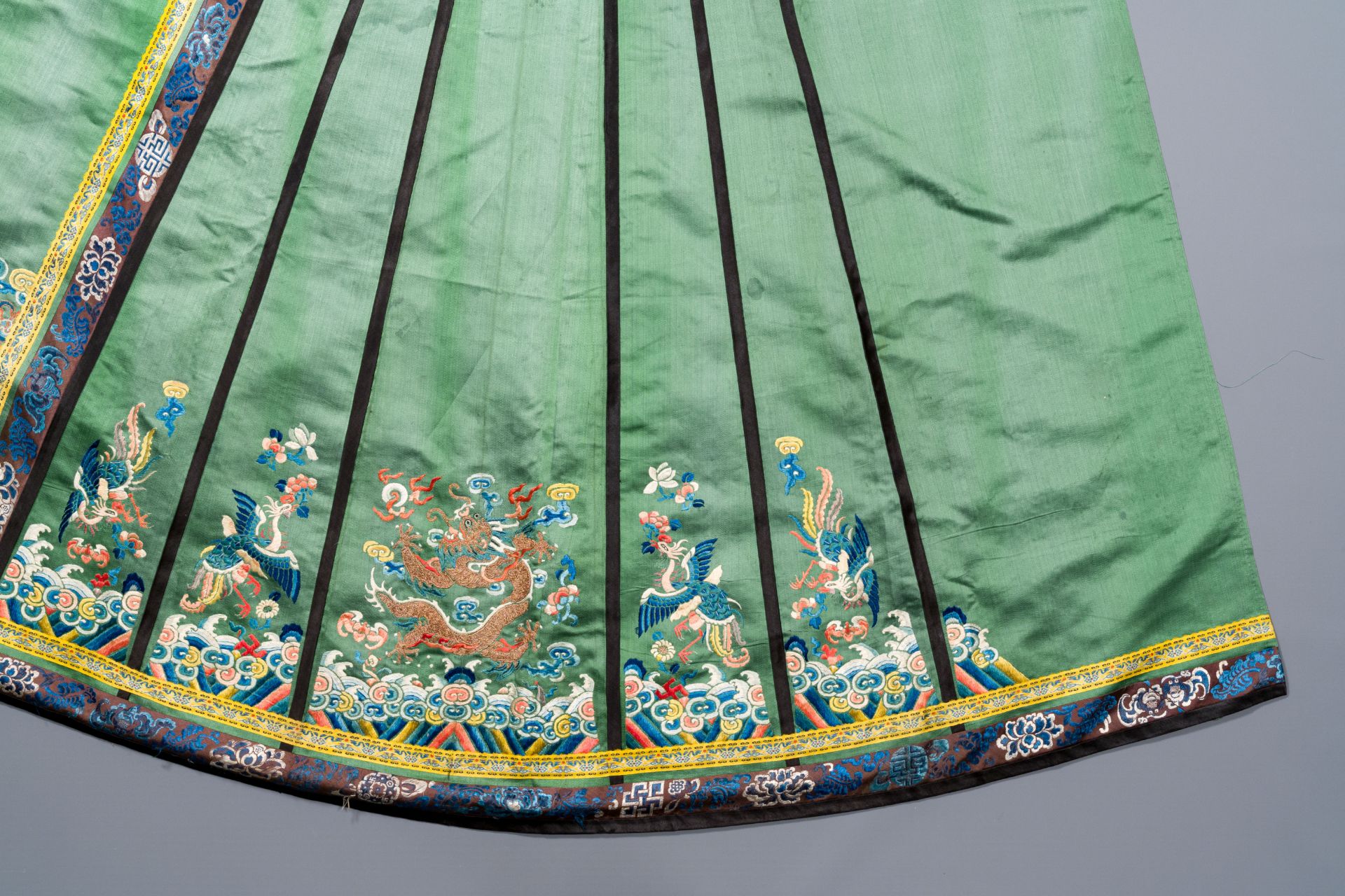 A Chinese embroidered silk 'dragon and phoenix' skirt and a wallet pouch, 18/19th C. - Bild 6 aus 10