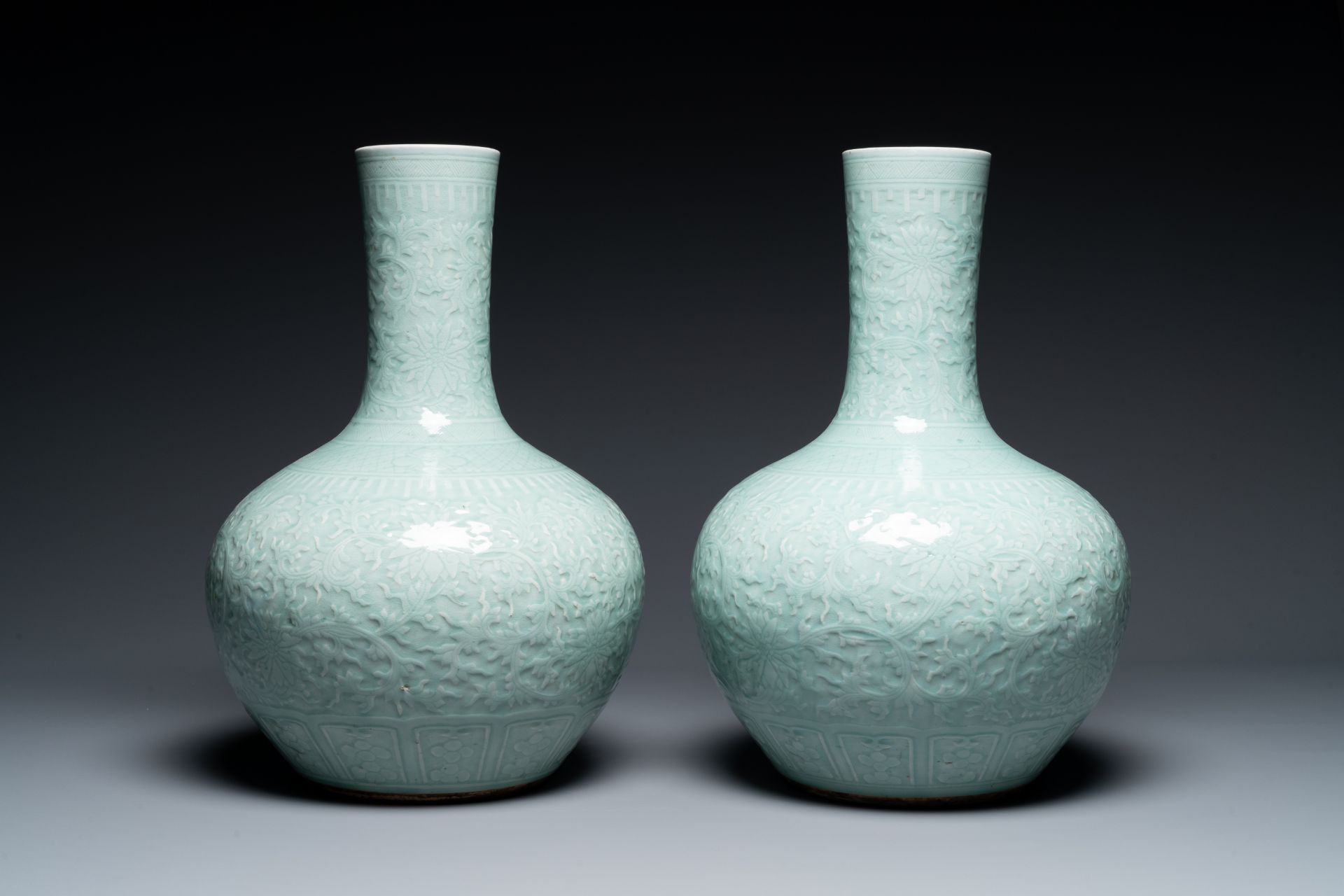 A pair of large Chinese monochrome celadon-glazed anhua 'lotus scrol' bottle vases, 19th C. - Bild 2 aus 4