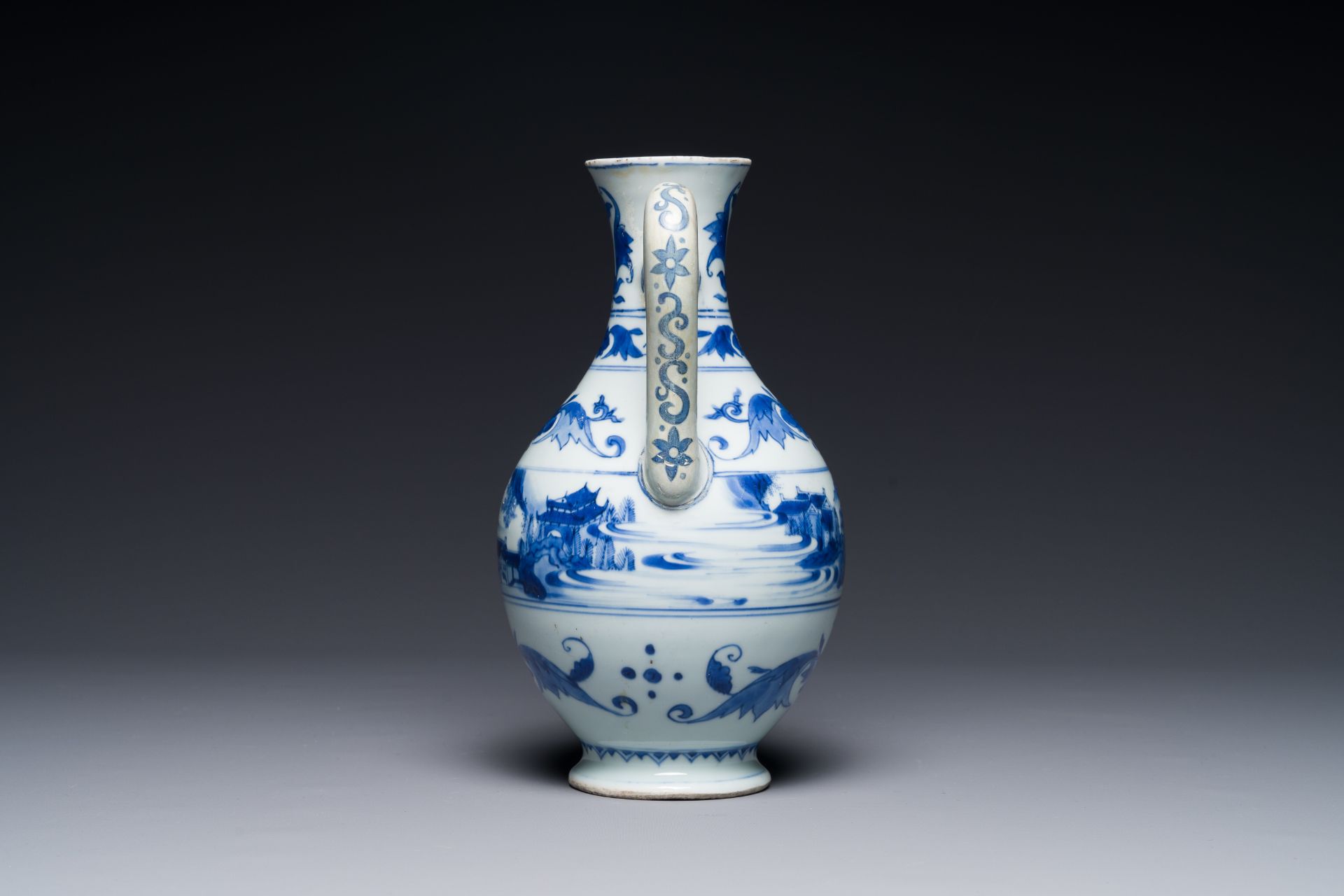 A Chinese blue and white ewer with landscape design, Transitional period - Bild 3 aus 4