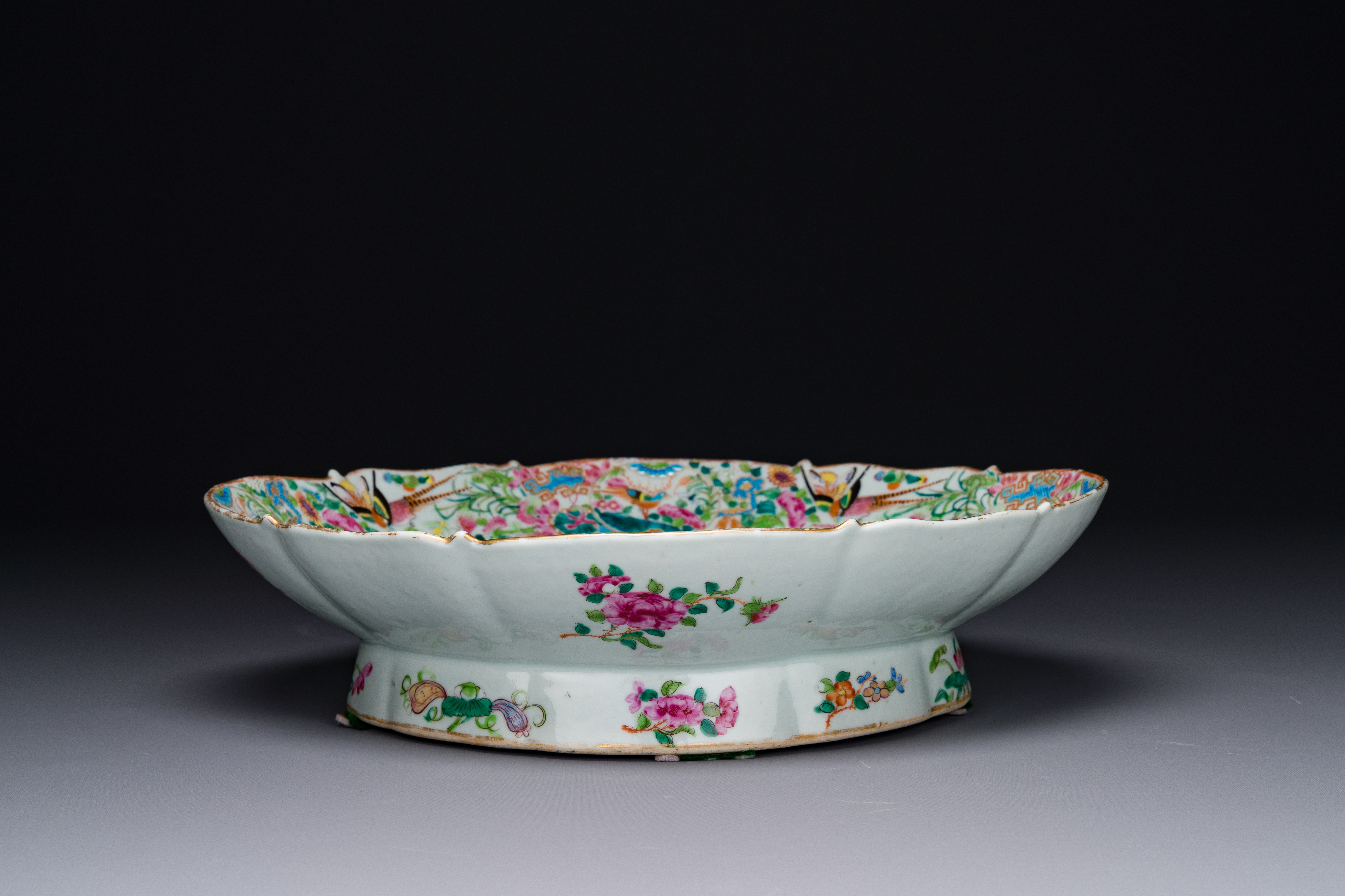 An ovale Chinese Canton famille rose tazza with narrative design, 19th C. - Image 3 of 3