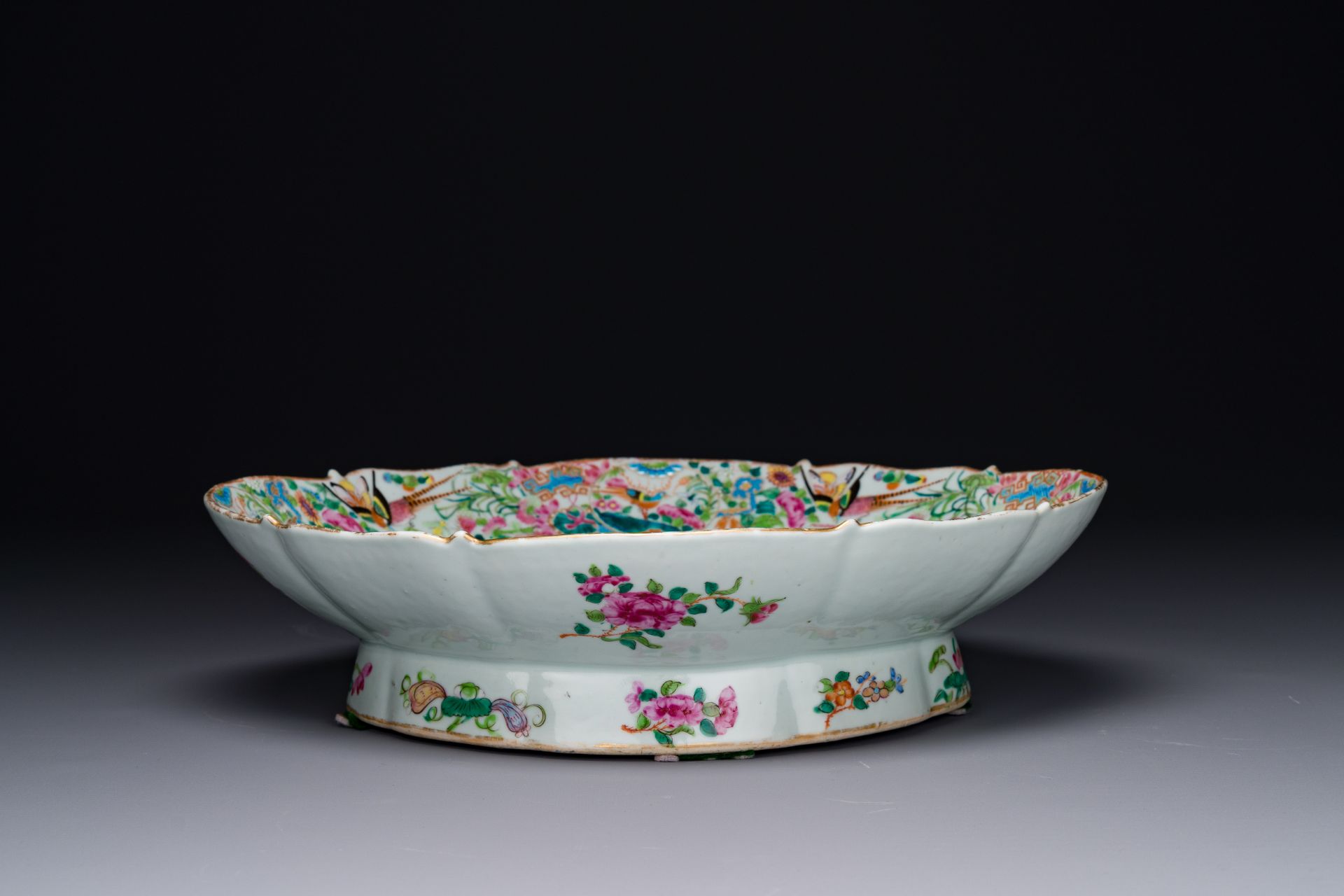 An ovale Chinese Canton famille rose tazza with narrative design, 19th C. - Bild 3 aus 3