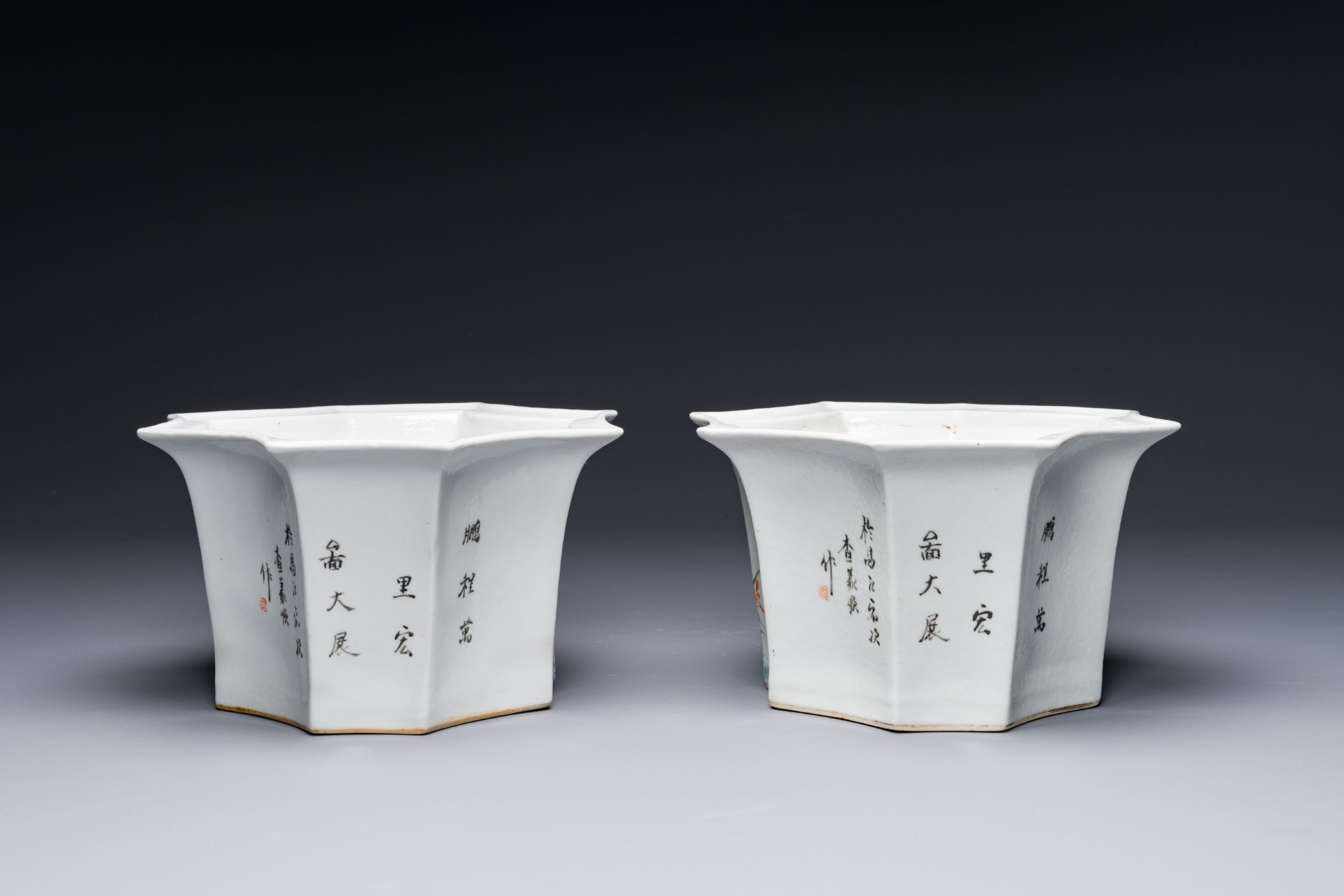 A pair of Chinese qianjiang cai flower pots, signed Cha Yishun æŸ¥ç¾©é †, 19/20th C. - Image 5 of 8