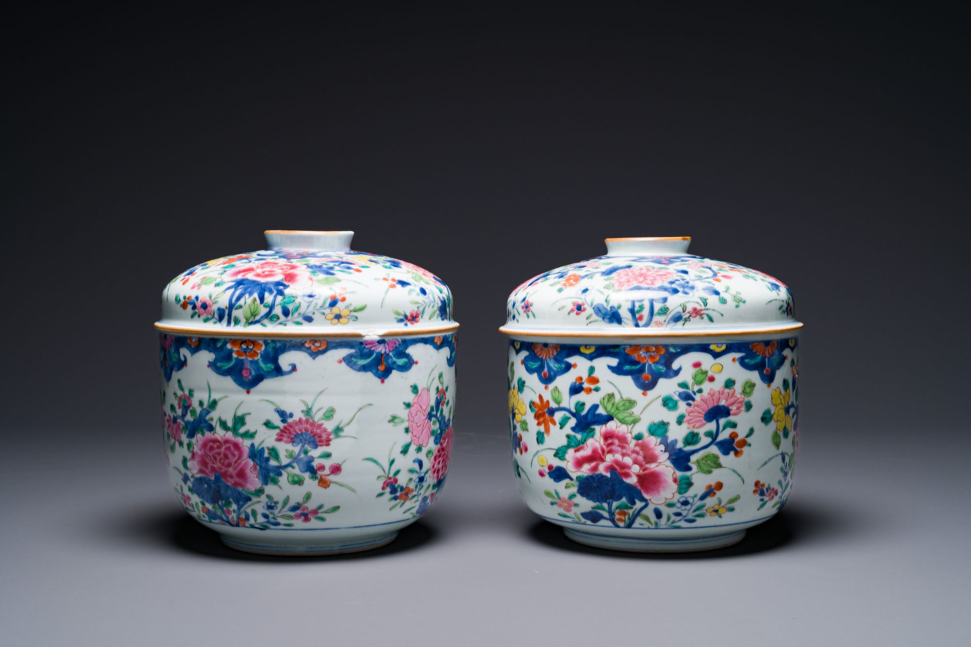 A pair of large Chinese famille rose jars and covers with floral design, Qianlong - Bild 2 aus 10