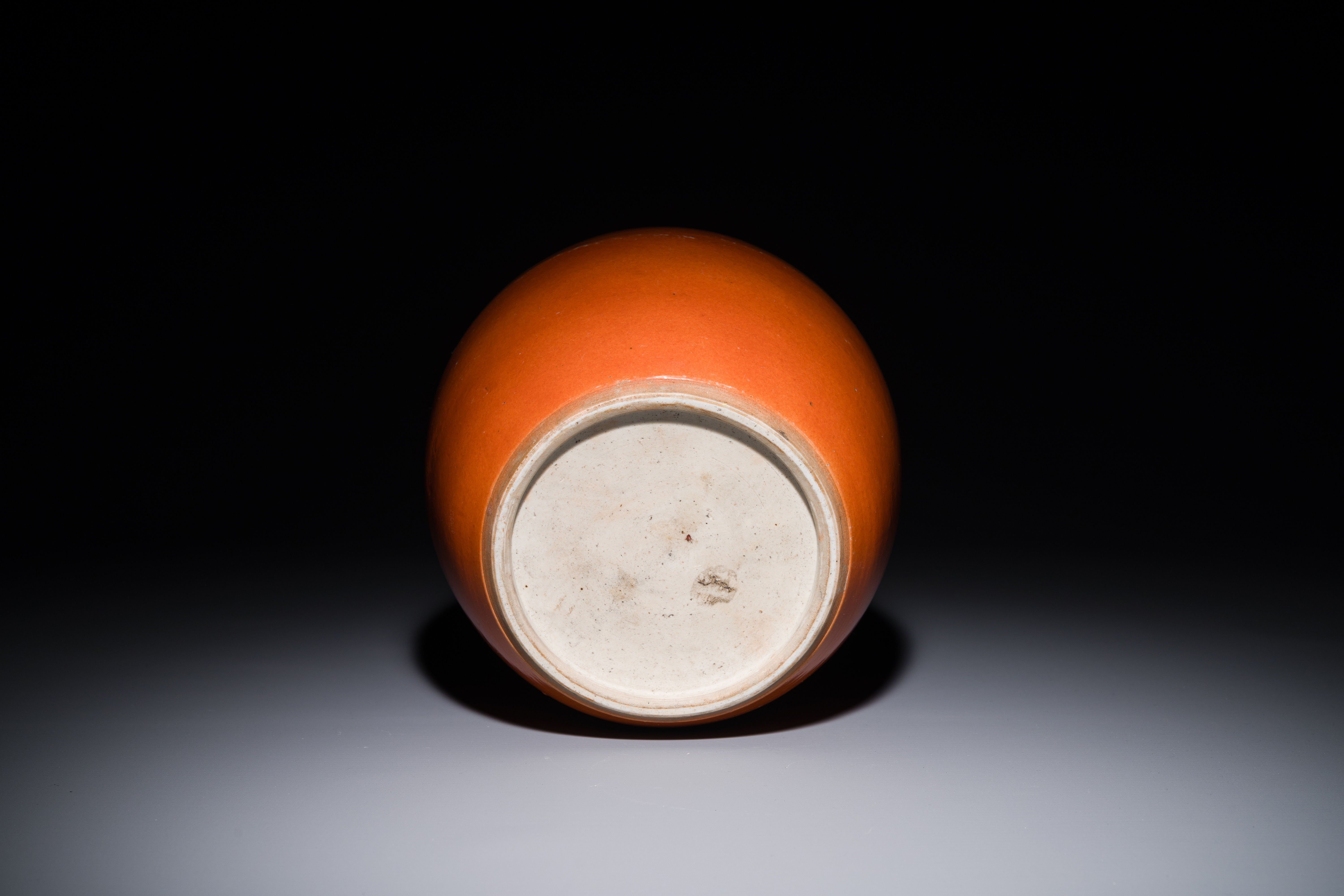 A Chinese monochrome coral-red-glazed ginger jar with wooden cover, 18th C. - Image 4 of 4