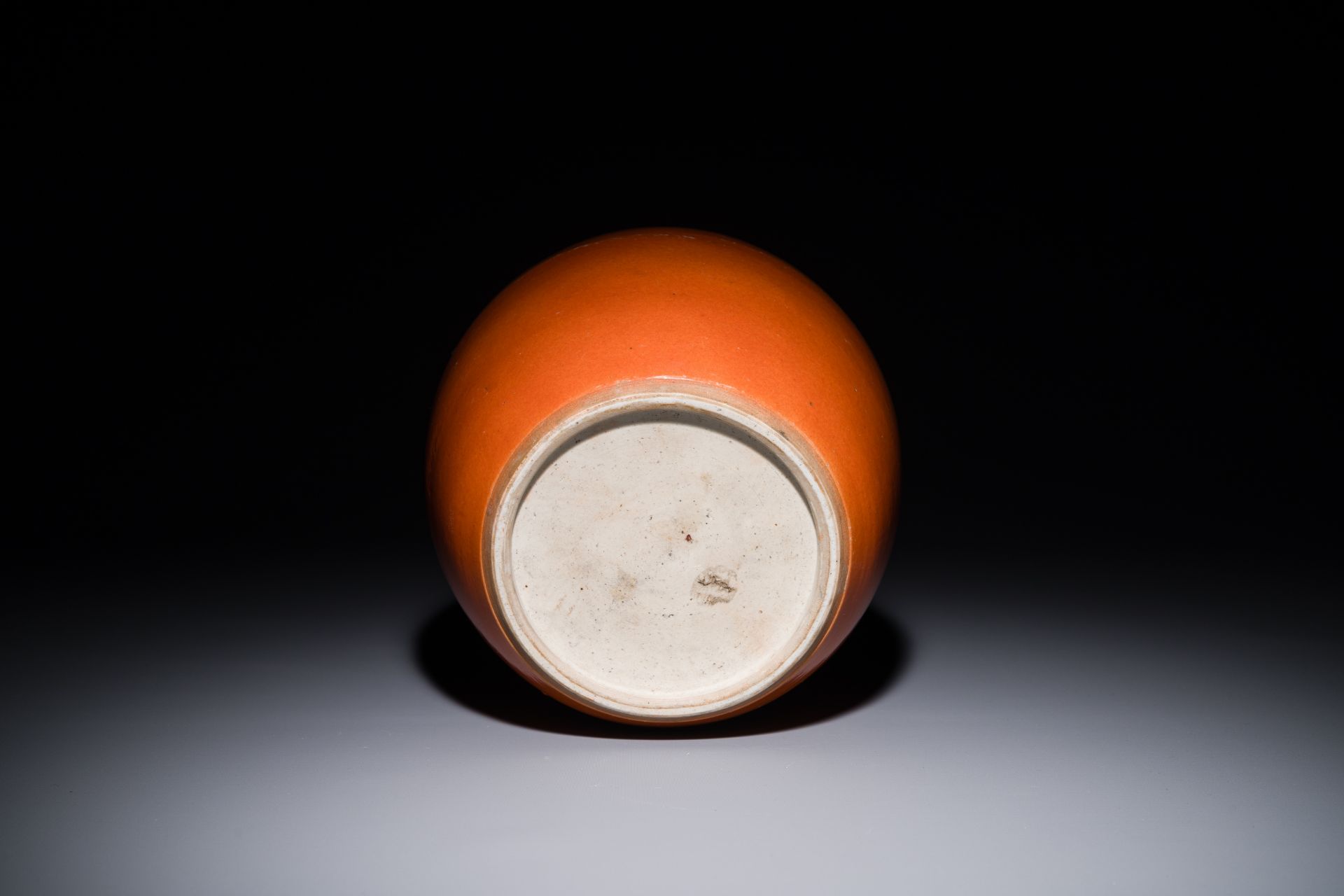 A Chinese monochrome coral-red-glazed ginger jar with wooden cover, 18th C. - Bild 4 aus 4