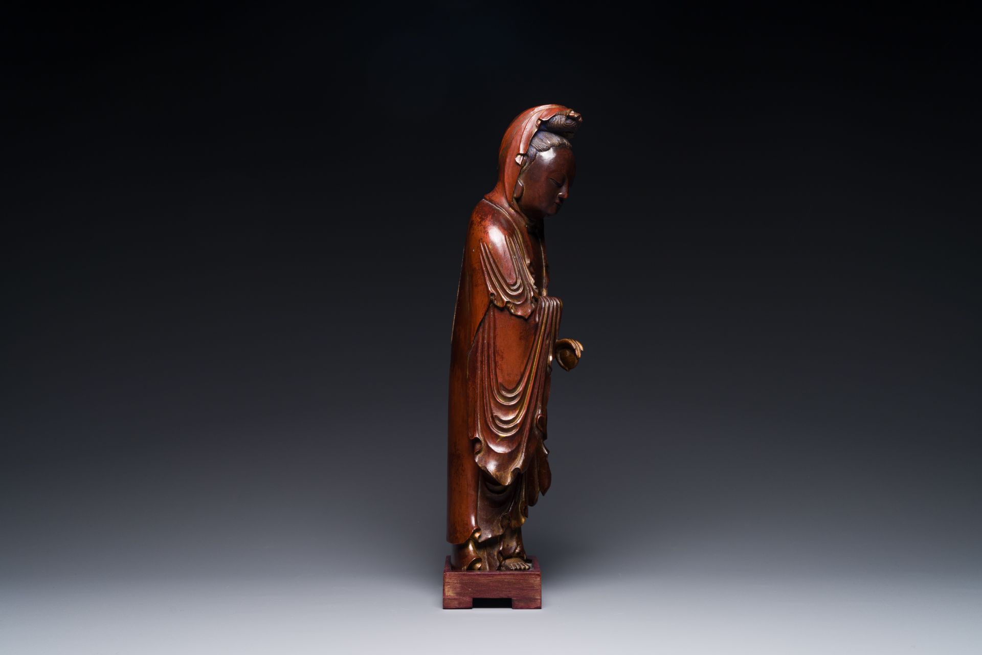 A Chinese partly gilt and lacquered wooden sculpture of Guanyin, Ming - Image 5 of 7