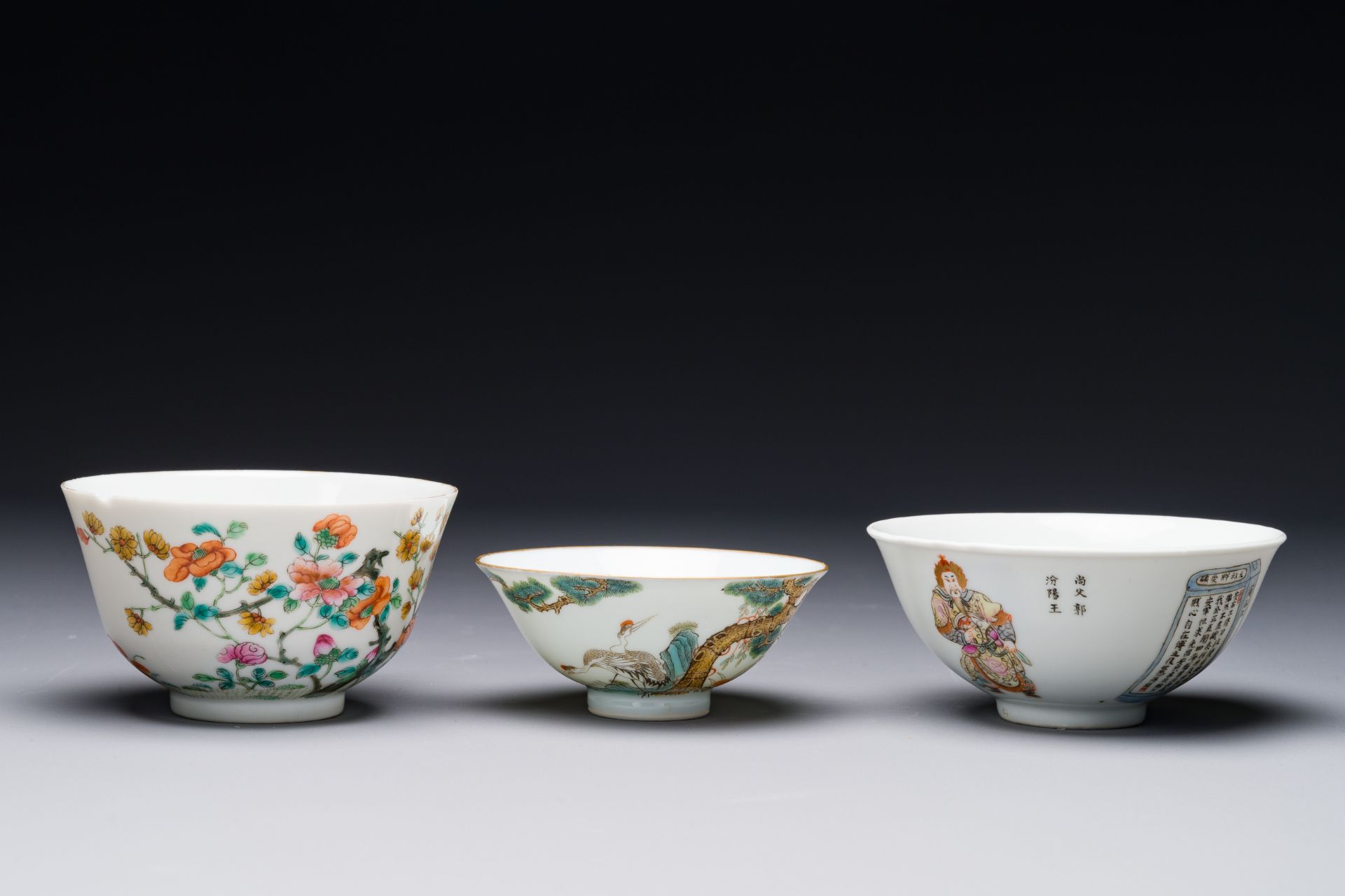 Two Chinese famille rose bowls, a 'Buddhist lion' plate and a 'Wu Shuang Pu' bowl, 19th C. - Bild 4 aus 6