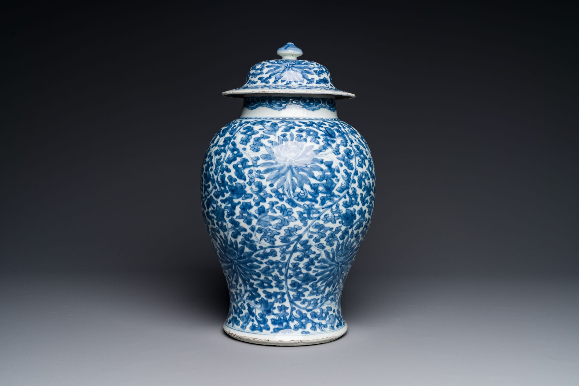 A Chinese blue and white 'lotus scroll' vase and cover, Kangxi - Bild 2 aus 4