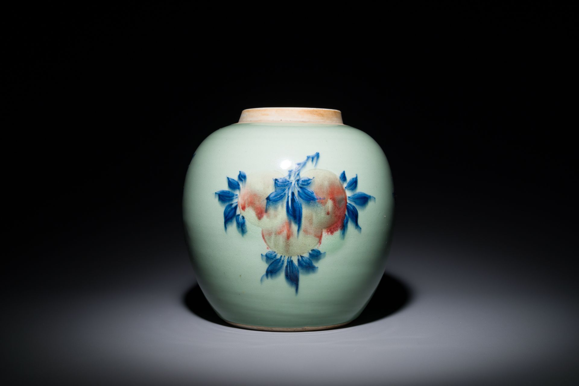 A Chinese celadon-ground blue, white and copper-red ginger jar with wooden cover and stand, 18th C. - Bild 3 aus 4