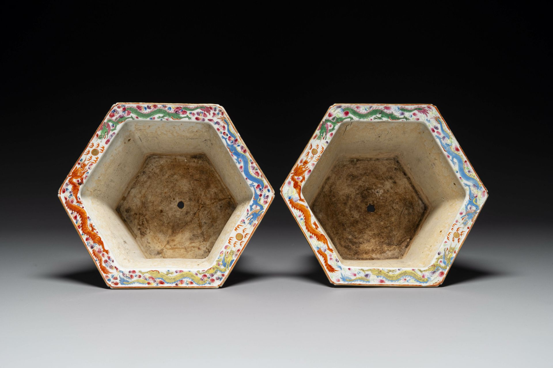 A pair of hexagonal Chinese Canton famille rose jardinieres on stands, 19th C. - Bild 6 aus 9