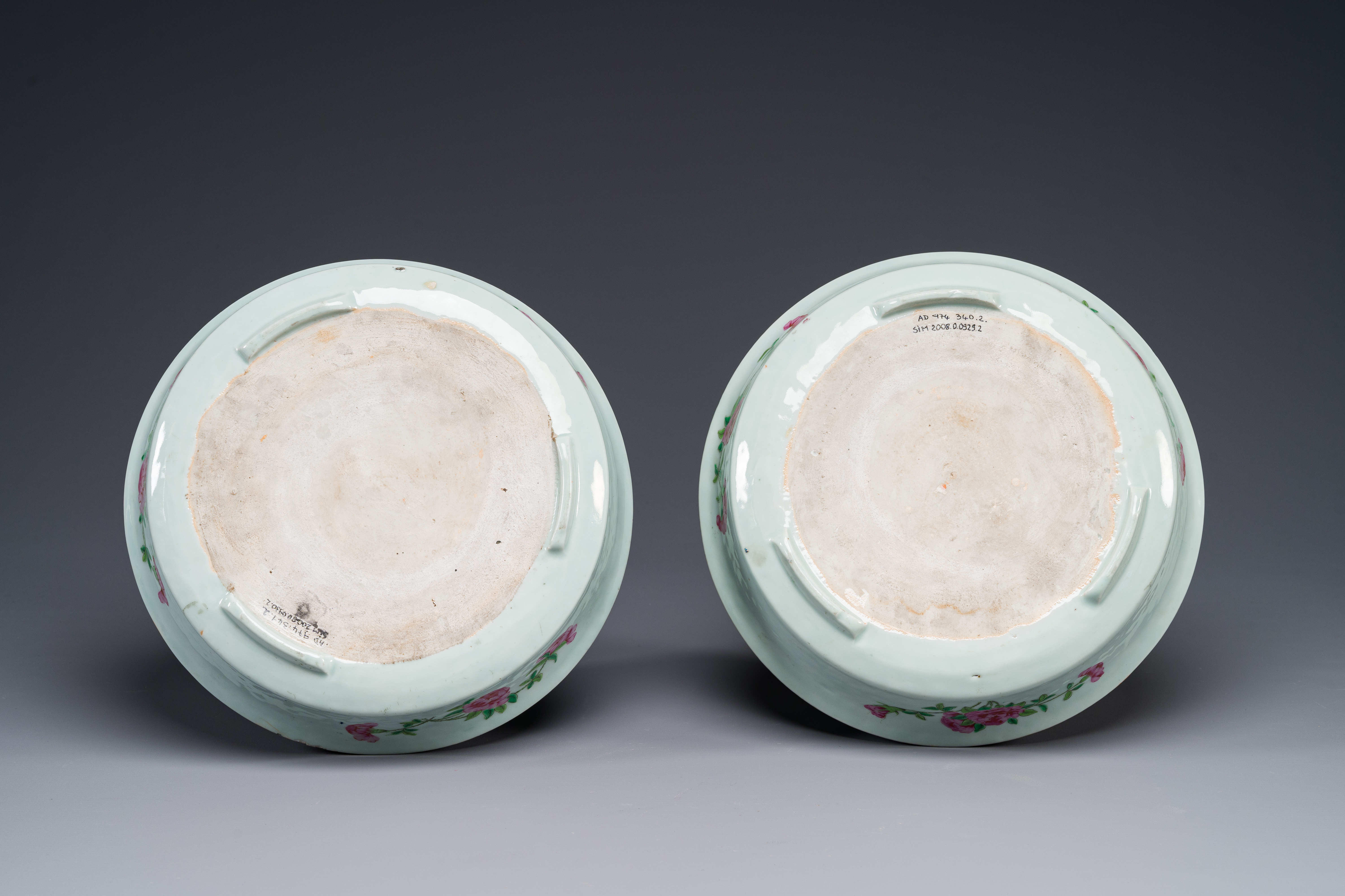 A pair of fine Chinese Canton famille rose jardinieres on stands, 19th C. - Image 7 of 7