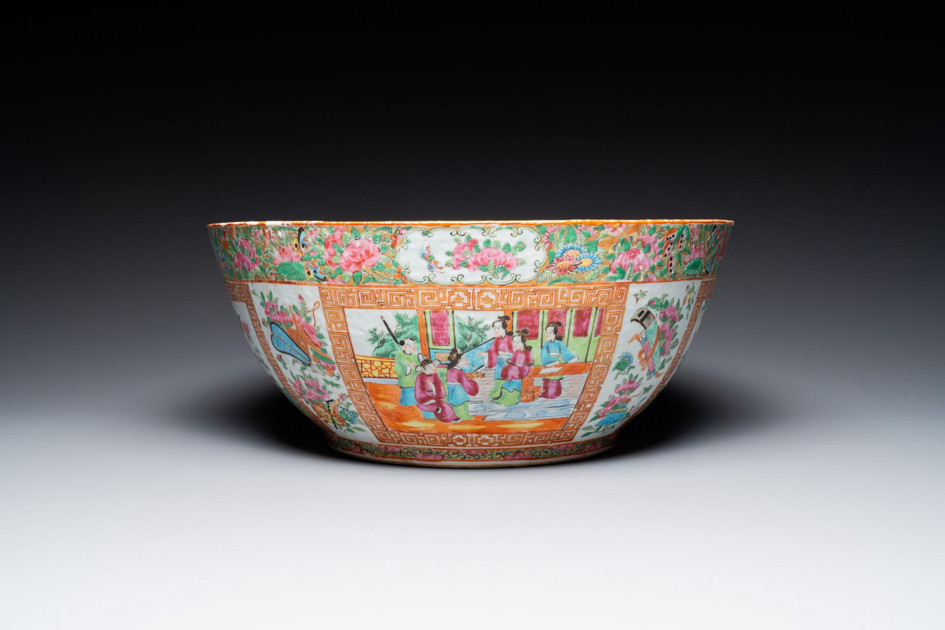 A Chinese Canton famille rose bowl and a covered bottle vase, 19th C. - Bild 10 aus 13